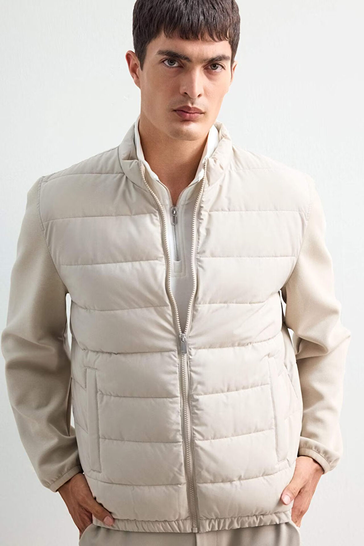 Slim Fit Dar Kesim Dik Yaka Lastikli ve Fermuarlı Su Geçirmez Mont