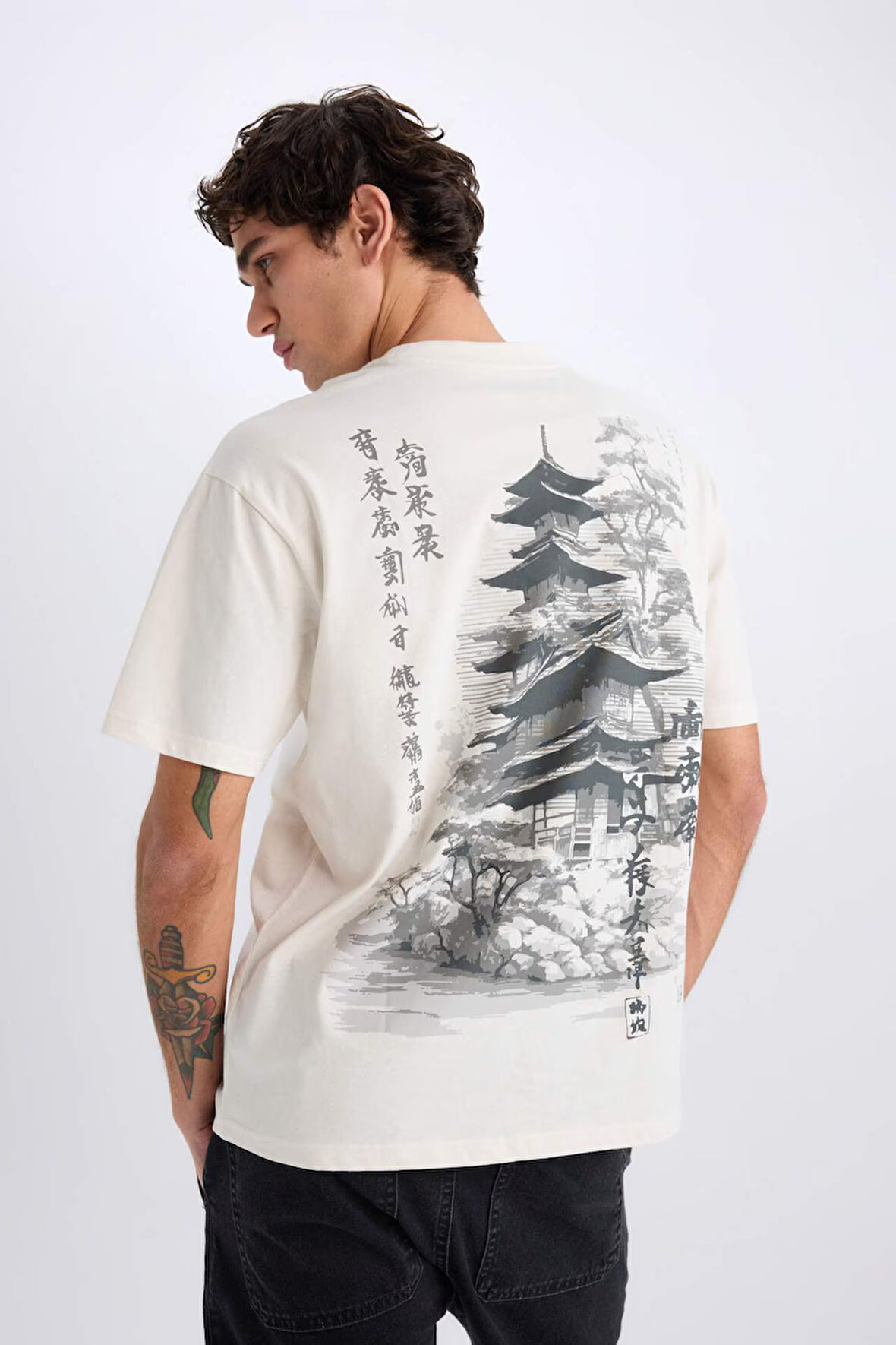 Boxy Fit Bisiklet Yaka Sırt Baskılı Kısa Kollu Tişört