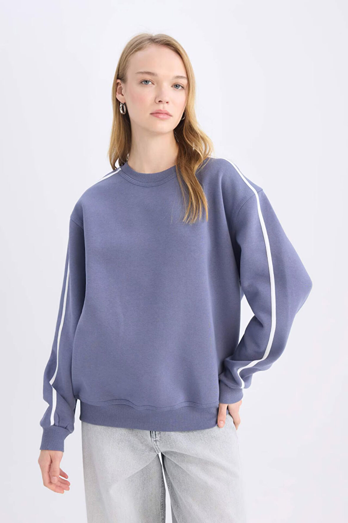 DeFacto Coool Loose Fit Bisiklet Yaka Şerit Detaylı Kalın Sweatshirt E4899AX24CWNV1