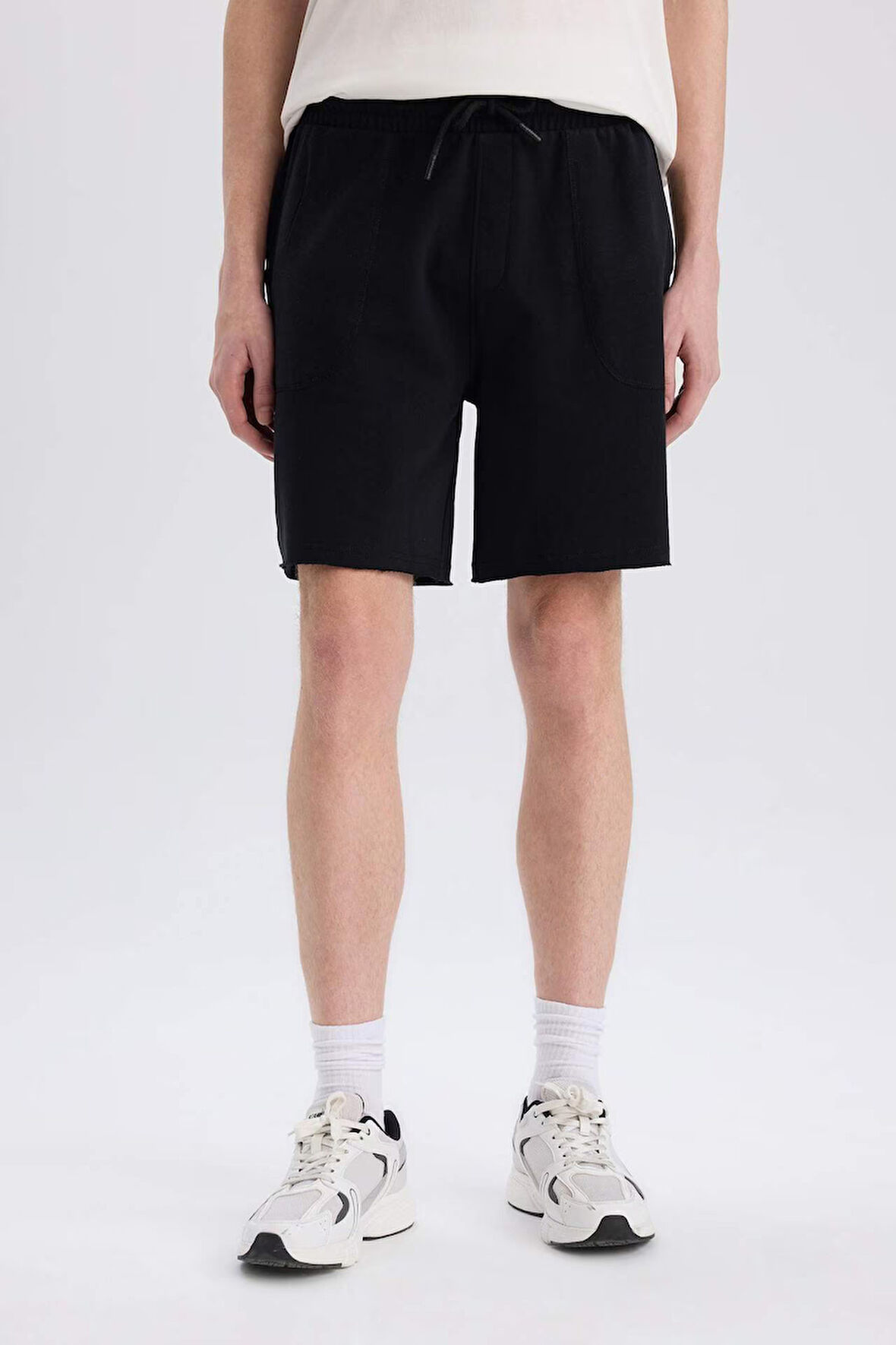 DeFacto %100 Pamuk Slim Fit Dar Kesim Dar Paça Cepli Basic Düz Şort B8673AX25SMBK81