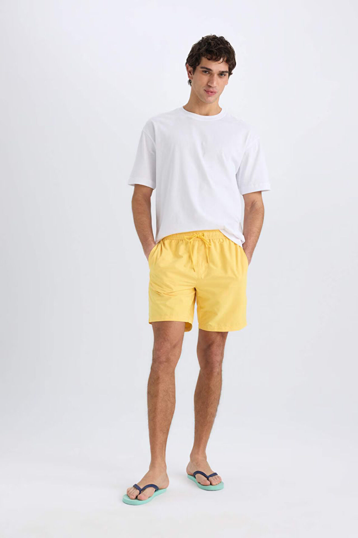 Regular Fit Kısa Boy Yumuşak Tuşeli Deniz Şortu