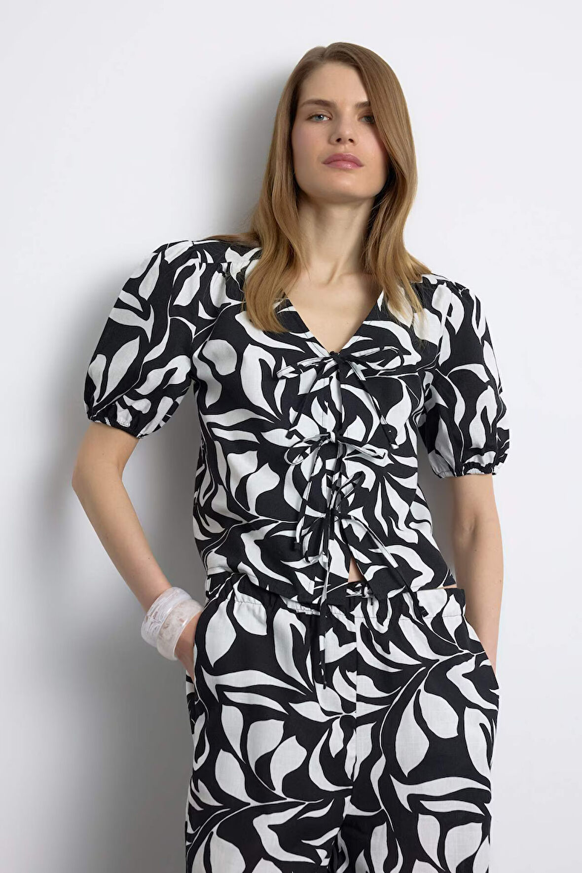 DeFacto Regular Fit V Yaka Desenli Önden Bağlamalı Kısa Kollu Bluz F0090AX25SMWT34