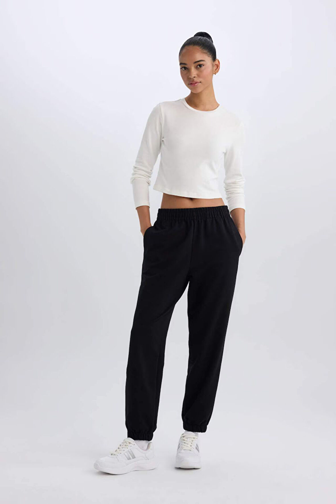 DeFactoFit Standart Fit Cepli Jogger Paça Uzun Sporcu Eşofman Altı D7124AX25SPBK81