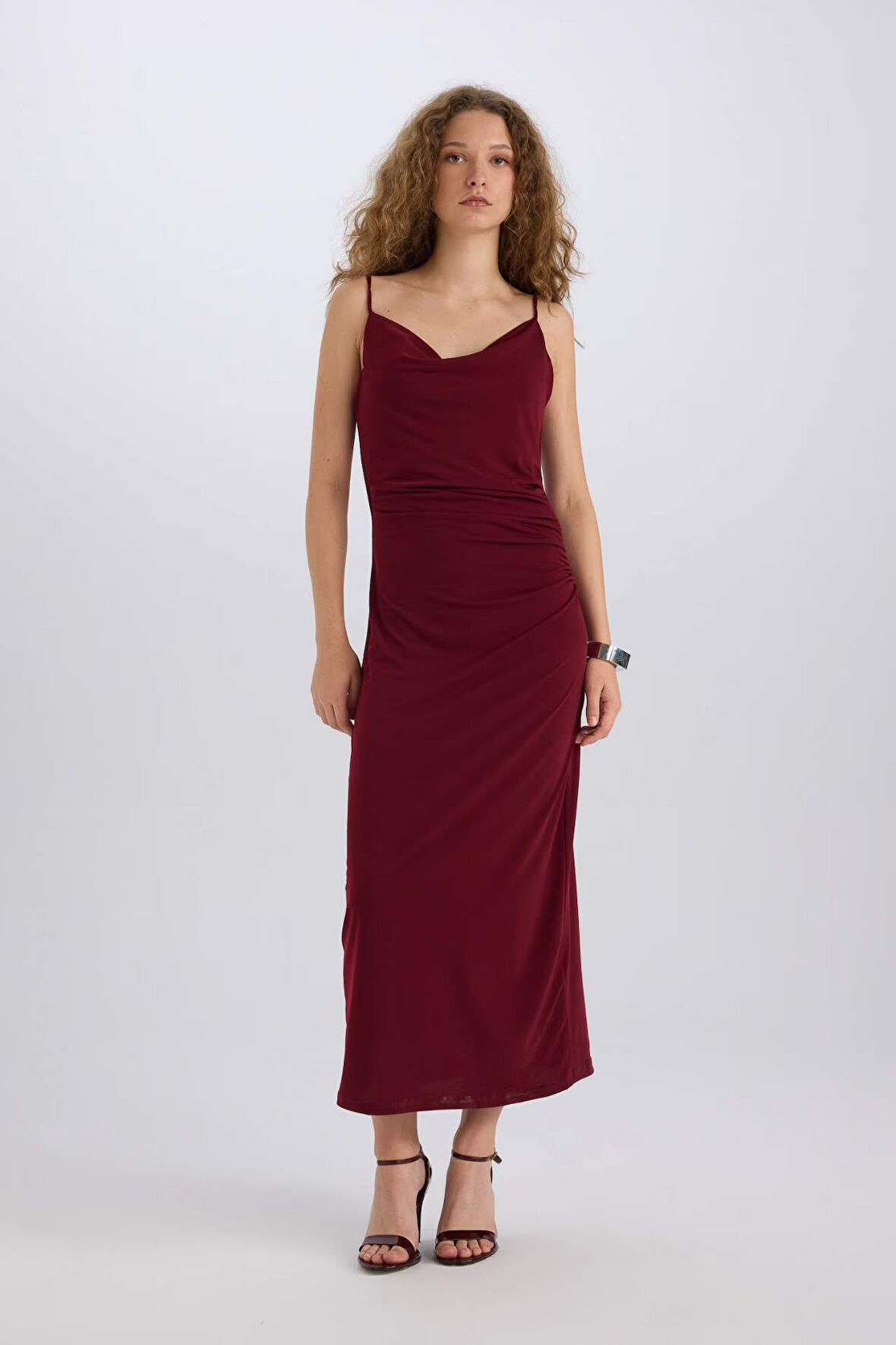 Yılbaşı Temalı Bodycon Vücudu Saran Degaje Yaka Askılı Maxi Bordo Elbise