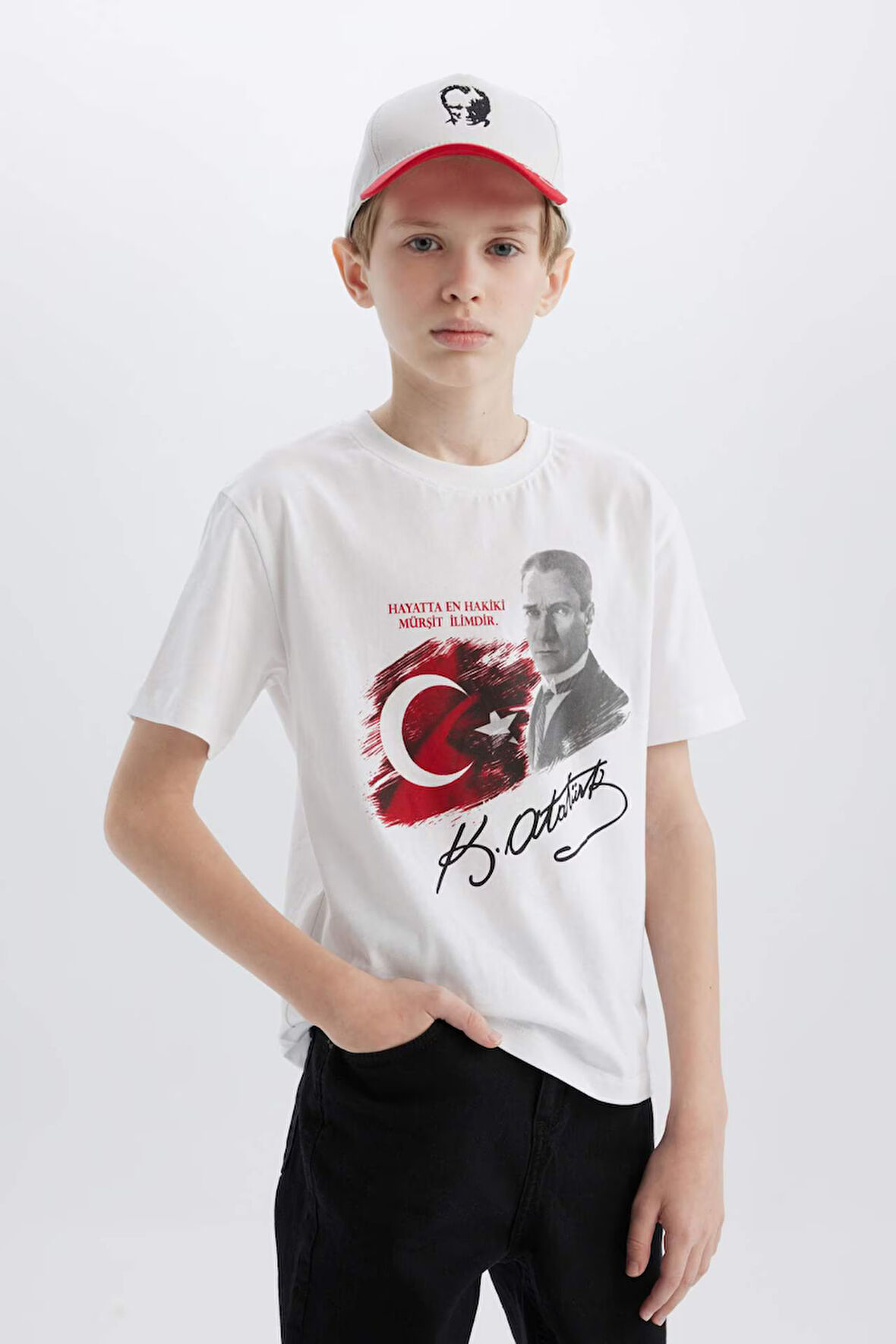 DeFacto Erkek Çocuk 23 Nisan Çocuk Bayramı Bisiklet Yaka Atatürk Baskılı Kısa Kollu Tişört E0812A825SMWT34