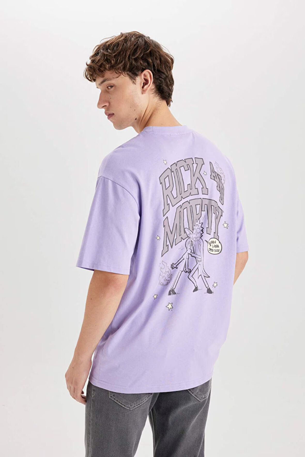 DeFacto %100 Pamuk Rick and Morty Boxy Fit Bisiklet Yaka Sırt Baskılı Kısa Kollu Tişört D5465AX25SPPR479