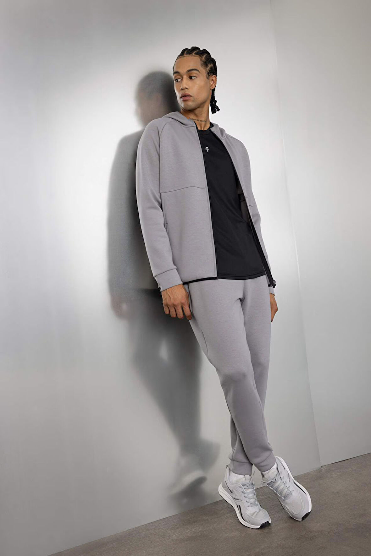 DeFactoFit Slim Fit Sporcu Jogger Eşofman Altı Dar Kesim Skuba Dalgıç Kumaş Standart Paça Beli Bağcıklı Lastikli Paça Z9112AZ24AUGR519