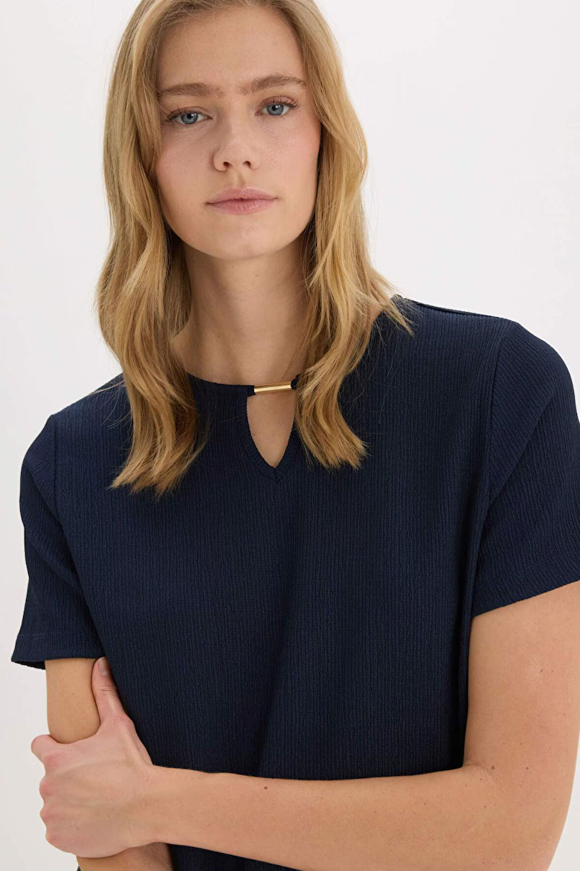 DeFacto Regular Fit Apaş Yaka Basic Düz Bürümcük Kısa Kollu Tişört E0325AX25SPNV135