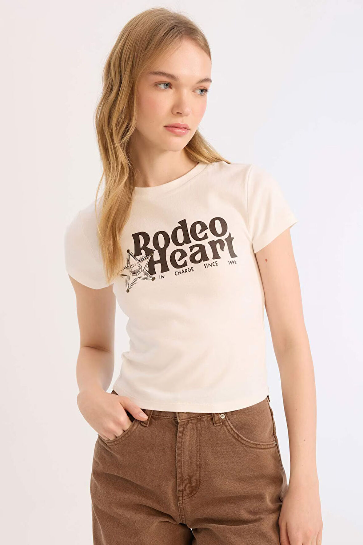 DeFacto Coool Fitted Bisiklet Yaka Baskılı Ribana Crop Kısa Kollu Tişört E4684AX25SPWT32