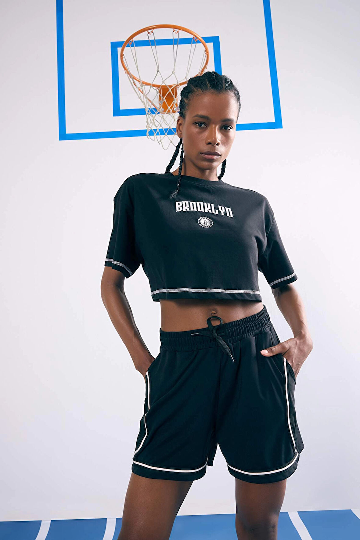 Defacto B9953 Siyah DeFactoFit NBA Brooklyn Nets Cropped Fit Bisiklet Yaka Kısa Kollu Tişört