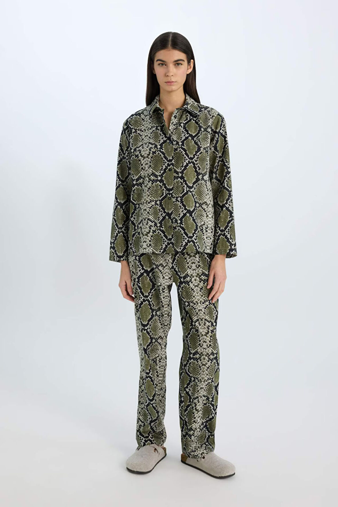 DeFacto Fall in Love Pijama Takım Poplin Yılan Derisi Desenli Uzun Kollu Üst Esnek Belli Uzun Alt E3849AX24WNBK27