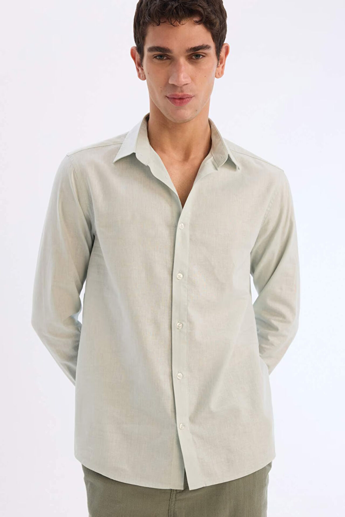 DeFacto Regular Fit Polo Yaka Keten Karışımlı Yazlık Uzun Kollu Gömlek E0518AX25SMGN1260