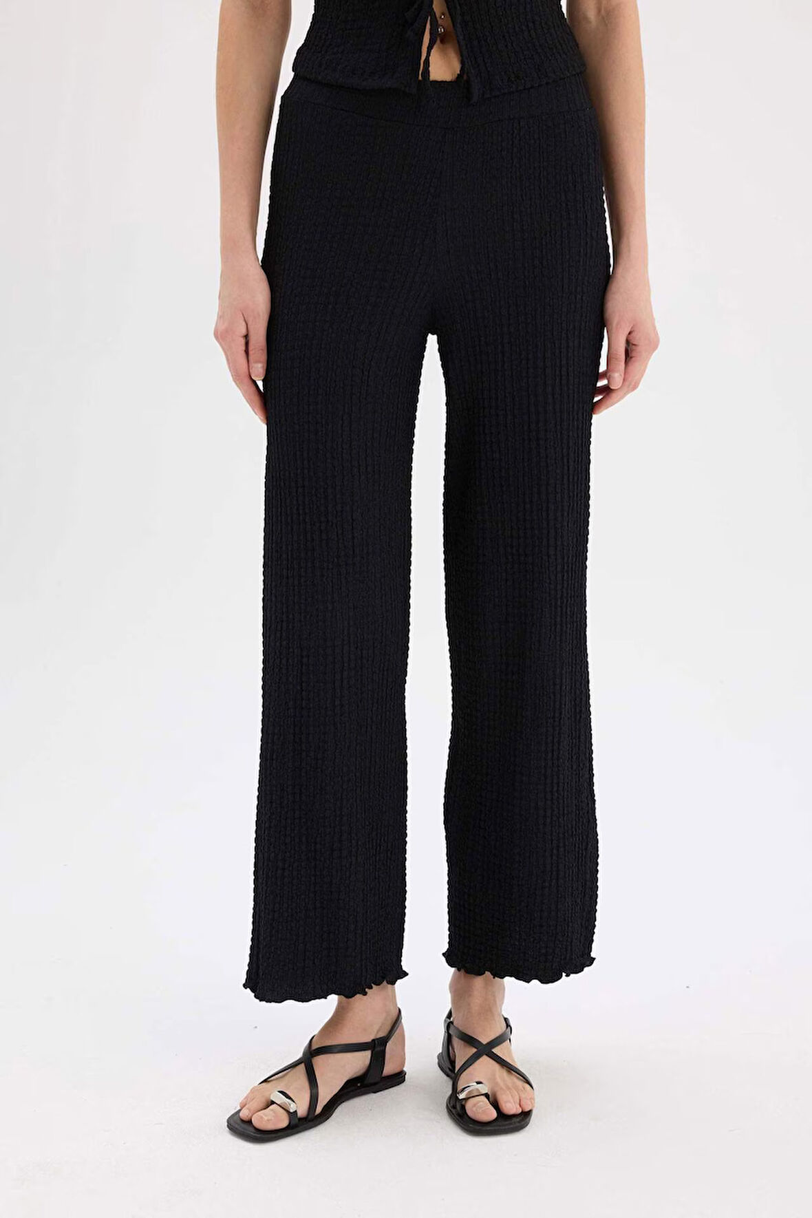 DeFacto 	Wide Leg Geniş Paça Beli Lastikli Basic Düz Bürümcük Pantolon D3570AX25SPBK81