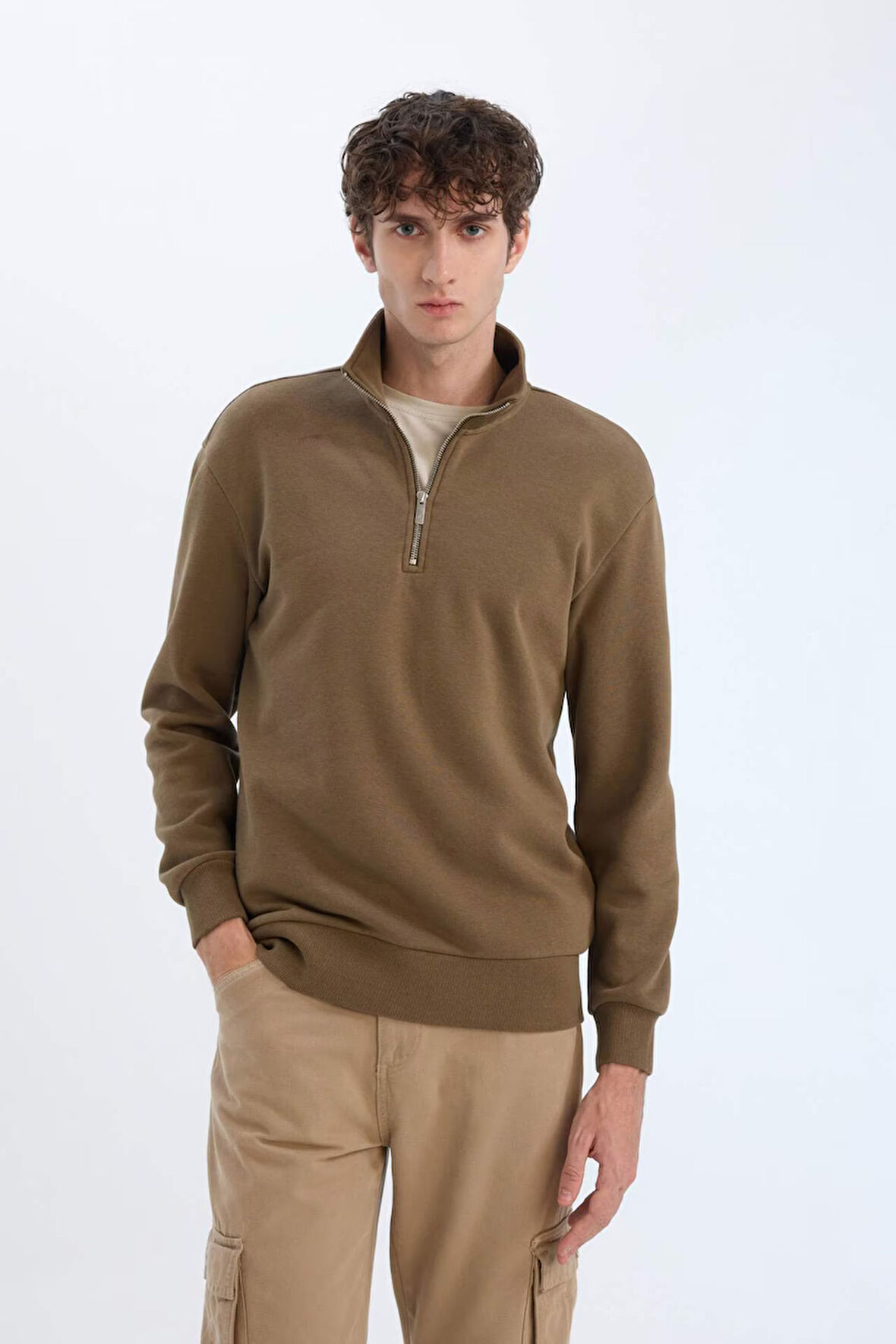 DeFacto Comfort Regular Fit Rahat Kalıp Fermuarlı Dik Yaka Basic Düz Sweatshirt X7405AZ24AUKH79