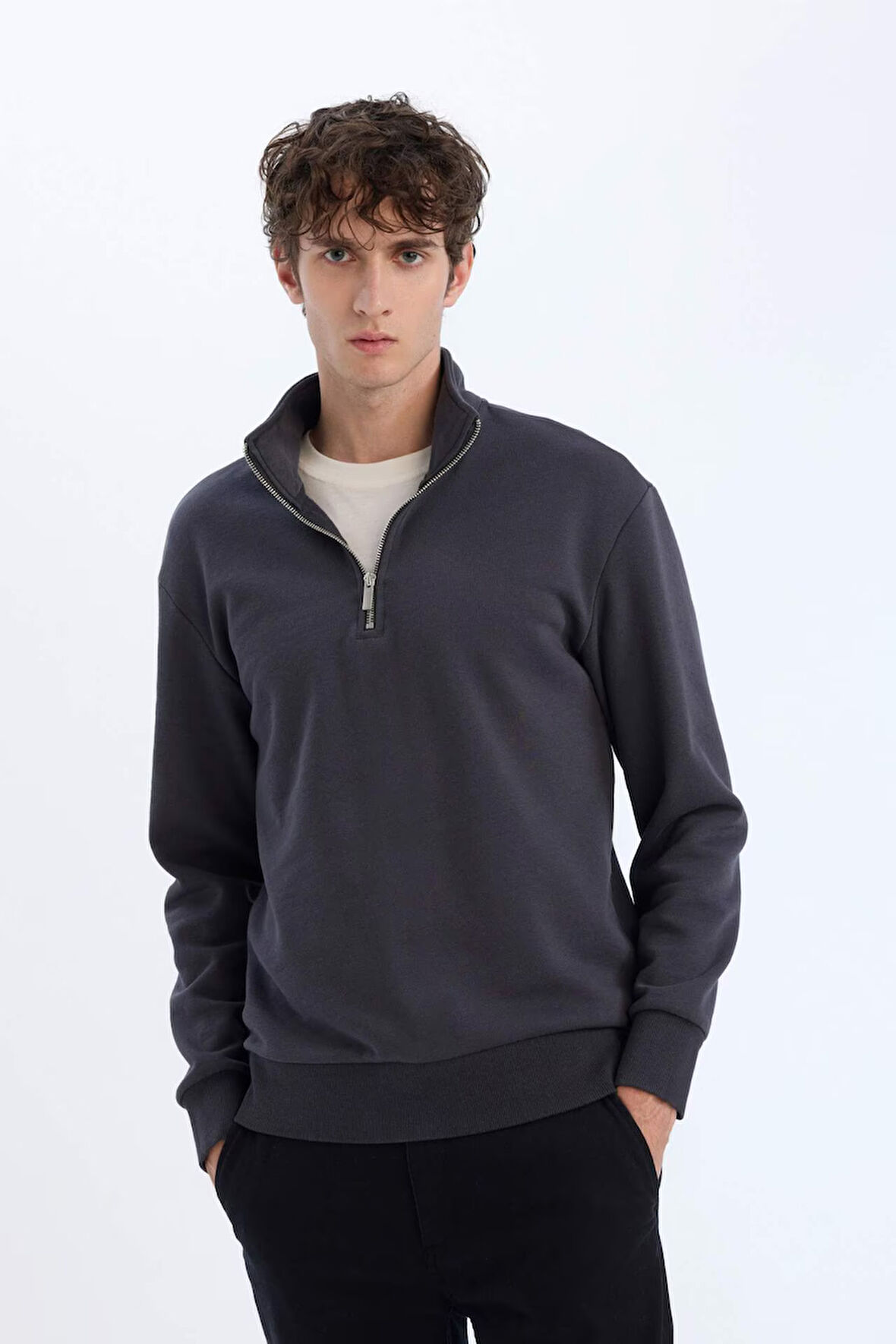 DeFacto Comfort Regular Fit Rahat Kalıp Fermuarlı Dik Yaka Basic Düz Sweatshirt X7405AZ24AUAR214