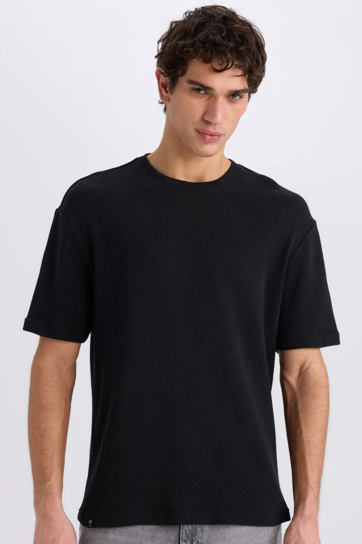 DeFacto Boxy Fit Bisiklet Yaka Kısa Kollu Siyah Tişört E1161AX25SMBK81