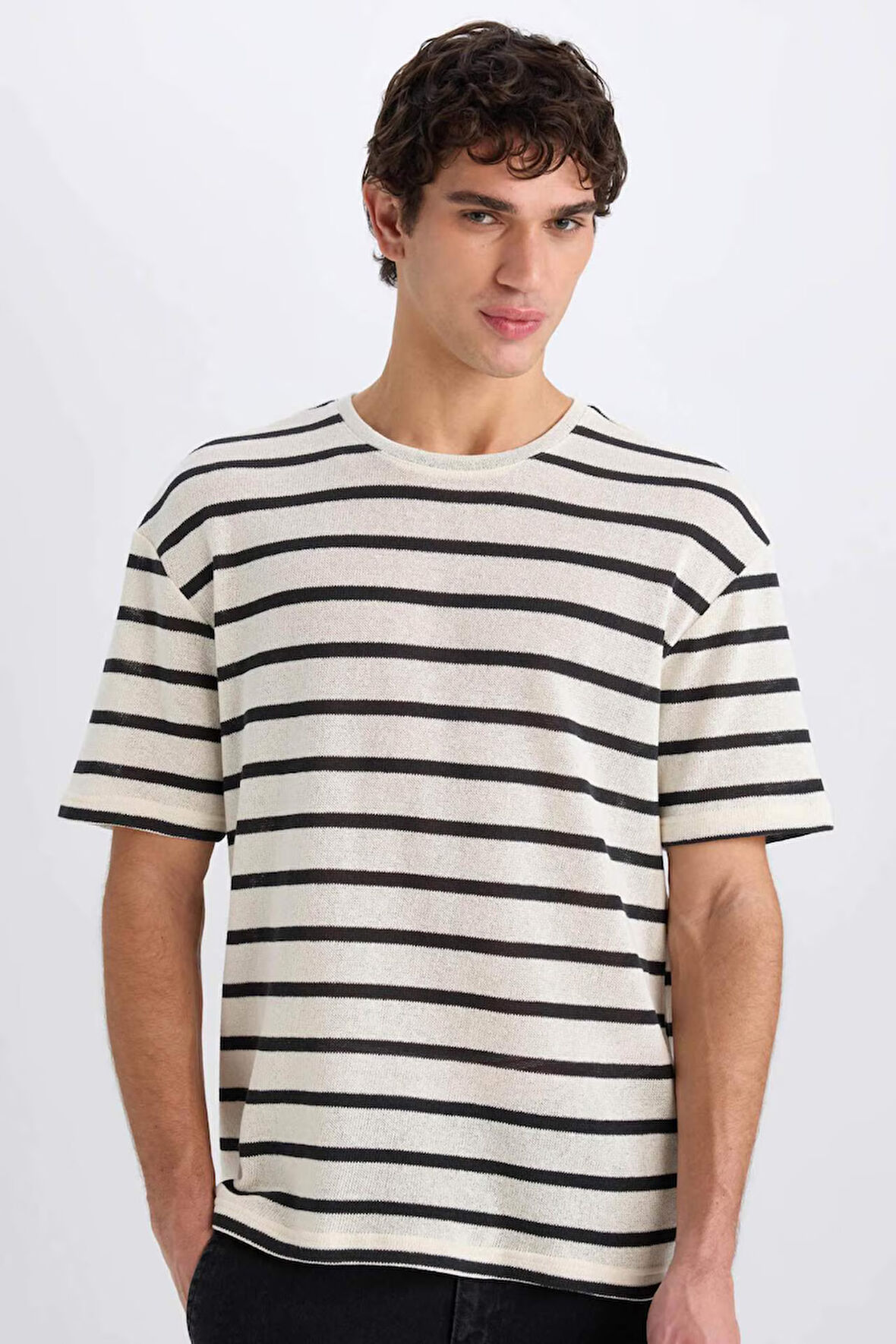 DeFacto Boxy Fit Bisiklet Yaka Çizgili Kısa Kollu Tişört E1384AX25SMER105