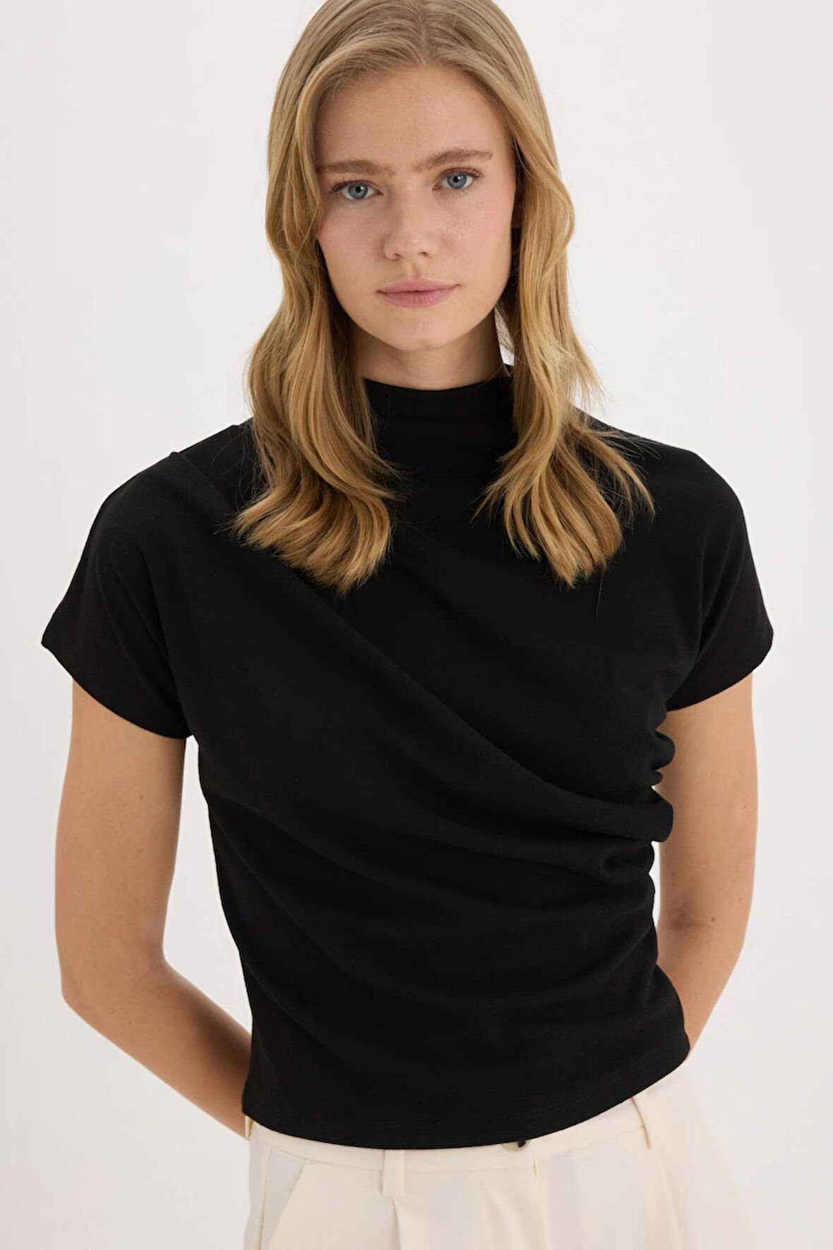 DeFacto Slim Fit Dar Kesim Bisiklet Yaka Ribana Kısa Kollu Tişört E5905AX25SPBK81