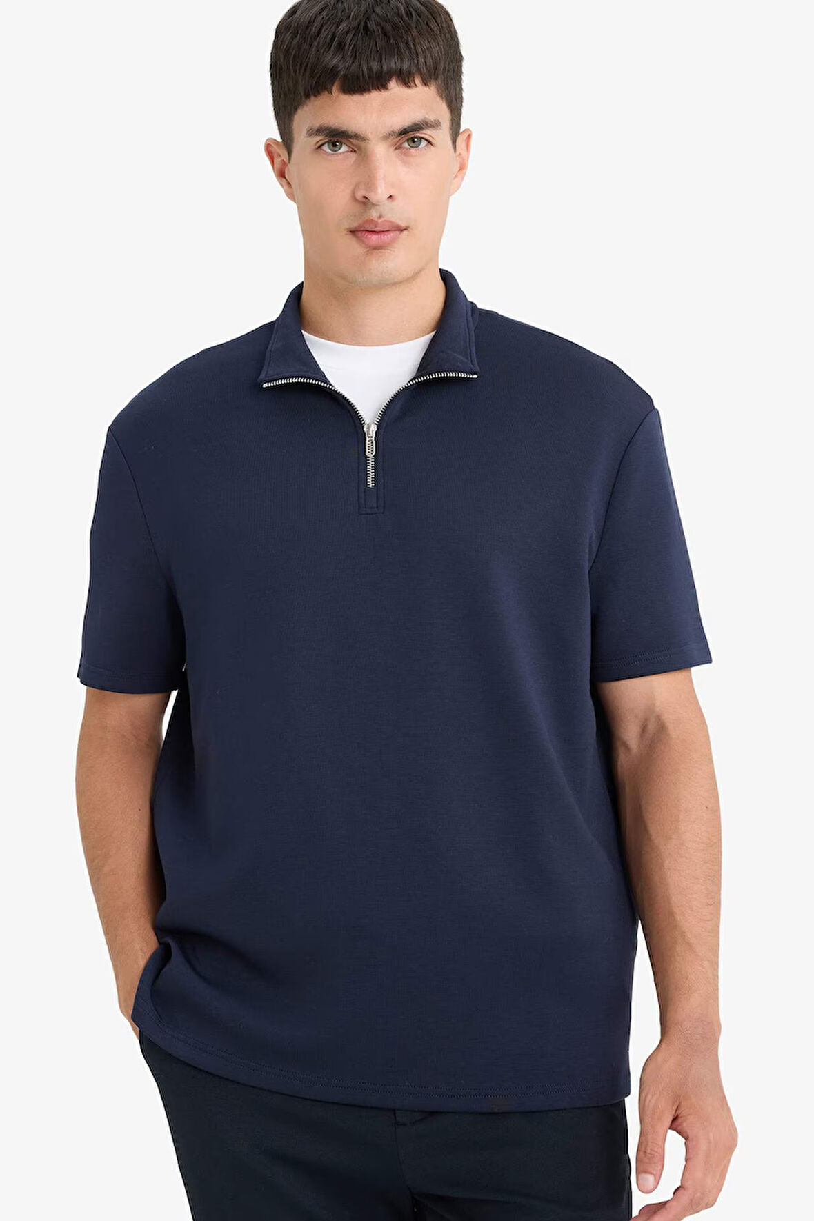 Regular Fit Dik Yaka Yarım Fermuarlı Kısa Kollu Tişört