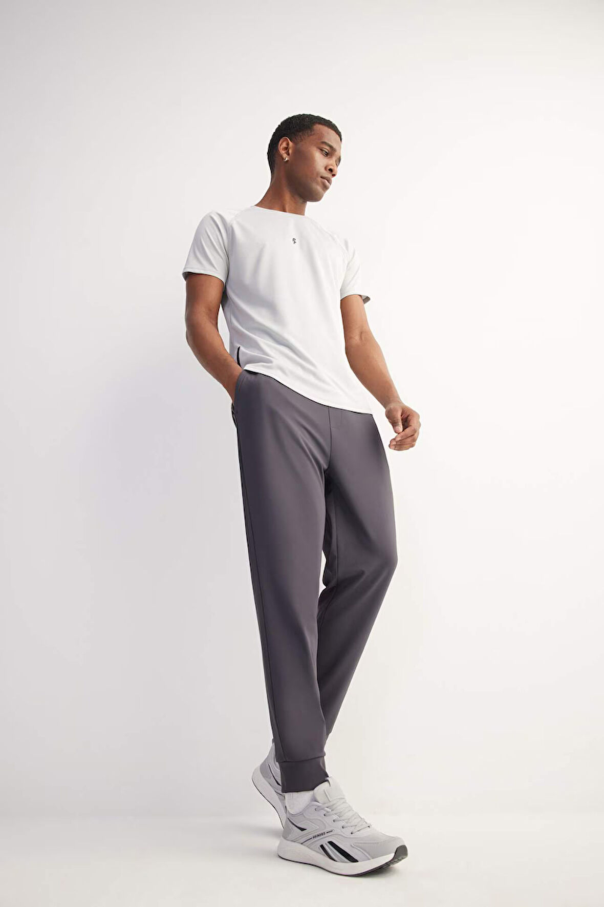 DeFactoFit Slim Fit Dar Kesim Standart Paça Multifonksiyonel Ultrastrech Sporcu Jogger Eşofman Altı D7240AX25SPIN245