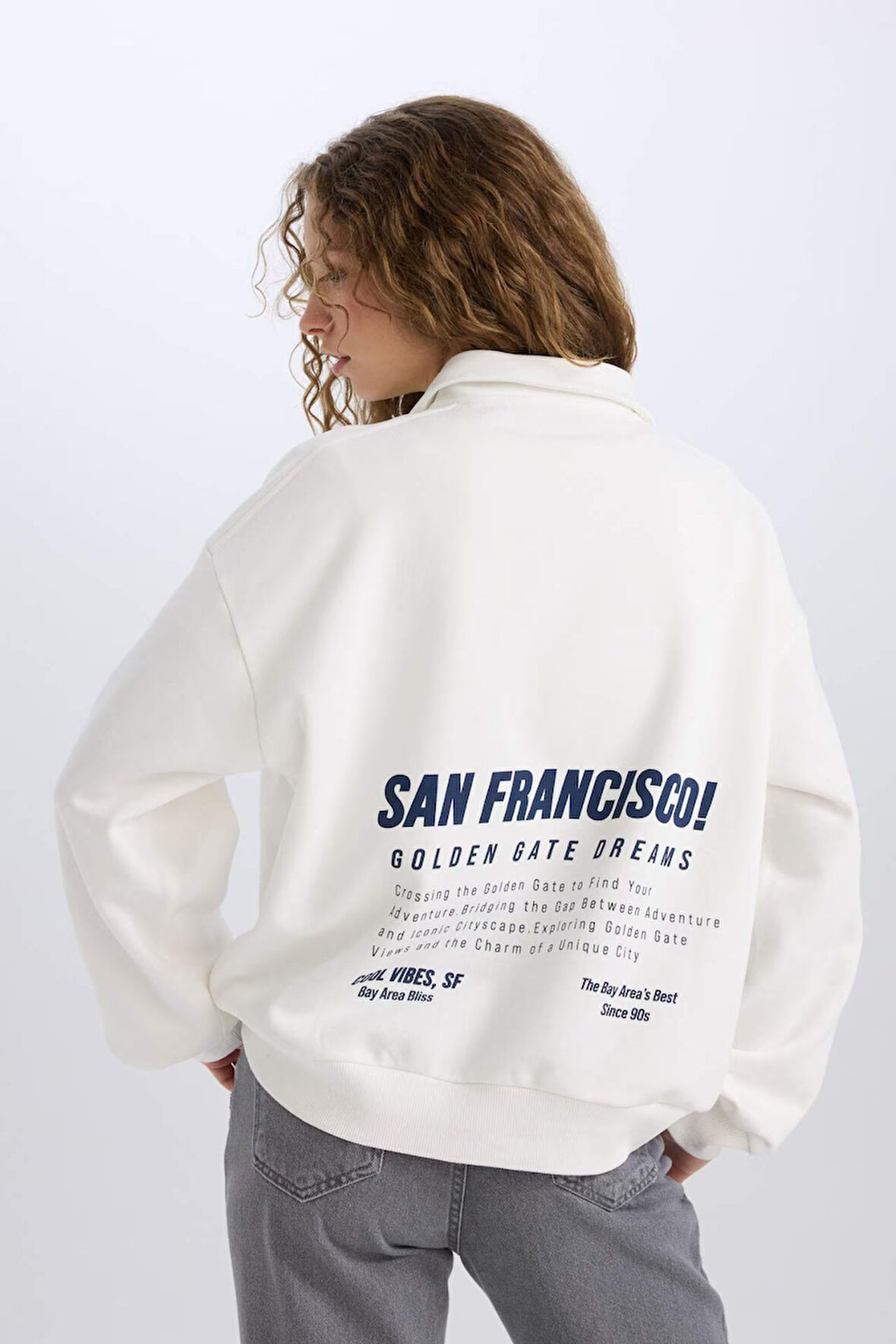 DeFacto Oversize Geniş Kalıp Yarım Fermuarlı Sırt Baskılı Kalın Sweatshirt E1524AX24WNWT32