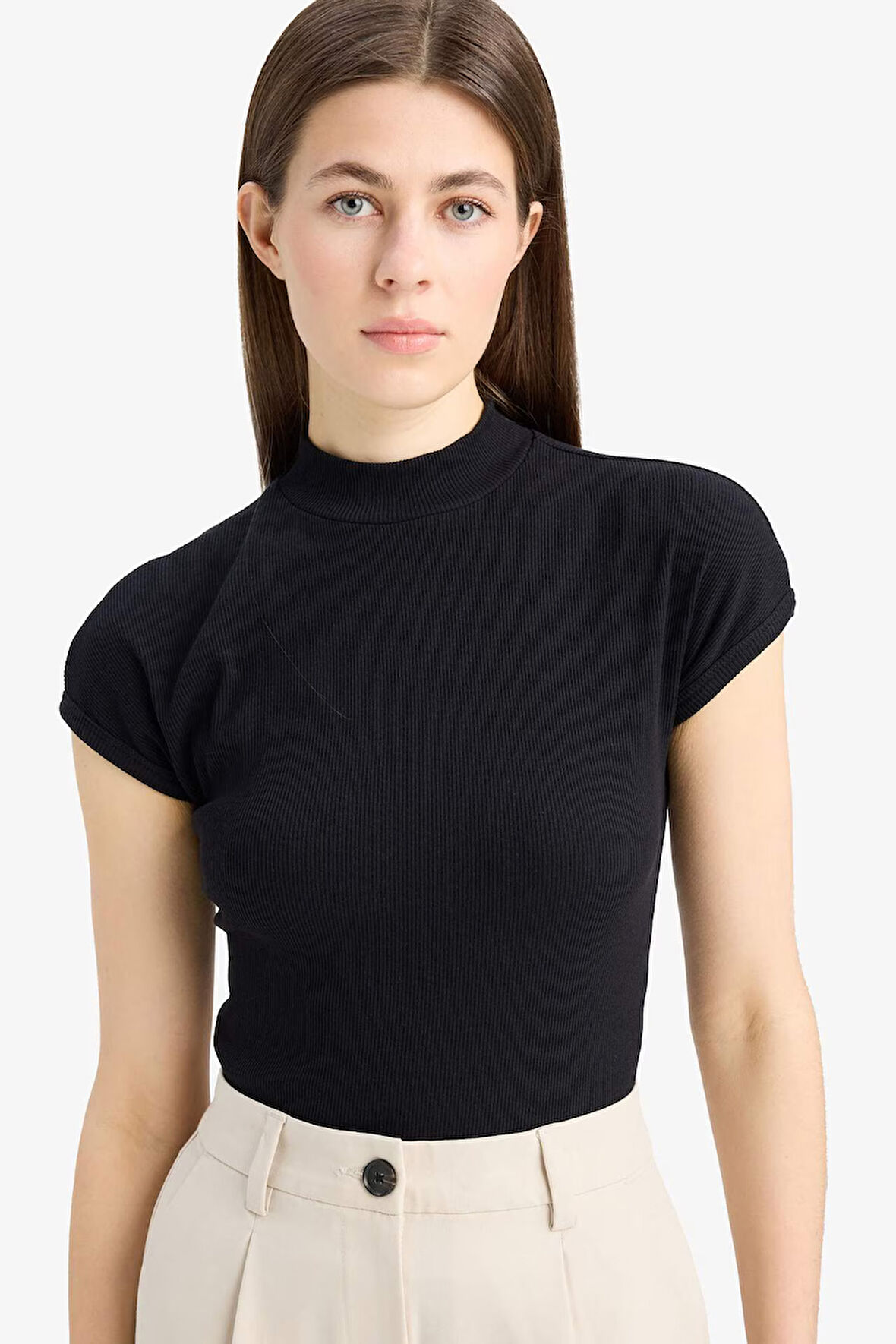 DeFacto Slim Fit Dar Kesim Yarım Balıkçı Yaka Basic Düz Fitilli Kaşkorse Kısa Kollu Tişört F0365AX25SPBK81