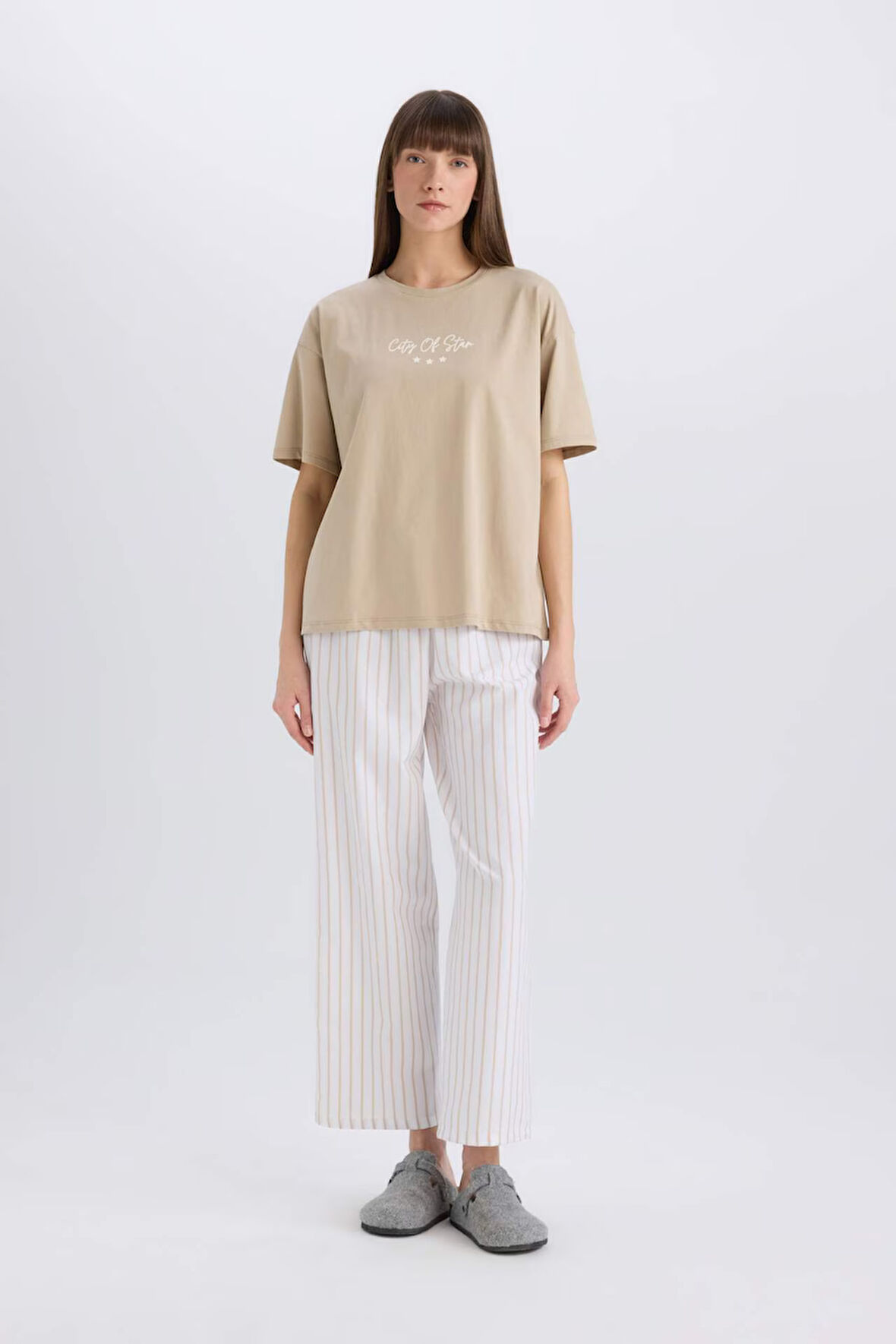 DeFacto Pijama Takımı Regular Fit Bisiklet Yaka Baskılı Kısa Kollu Üst Çizgili Uzun Altı-Fall in Love E3483AX25SPBG186