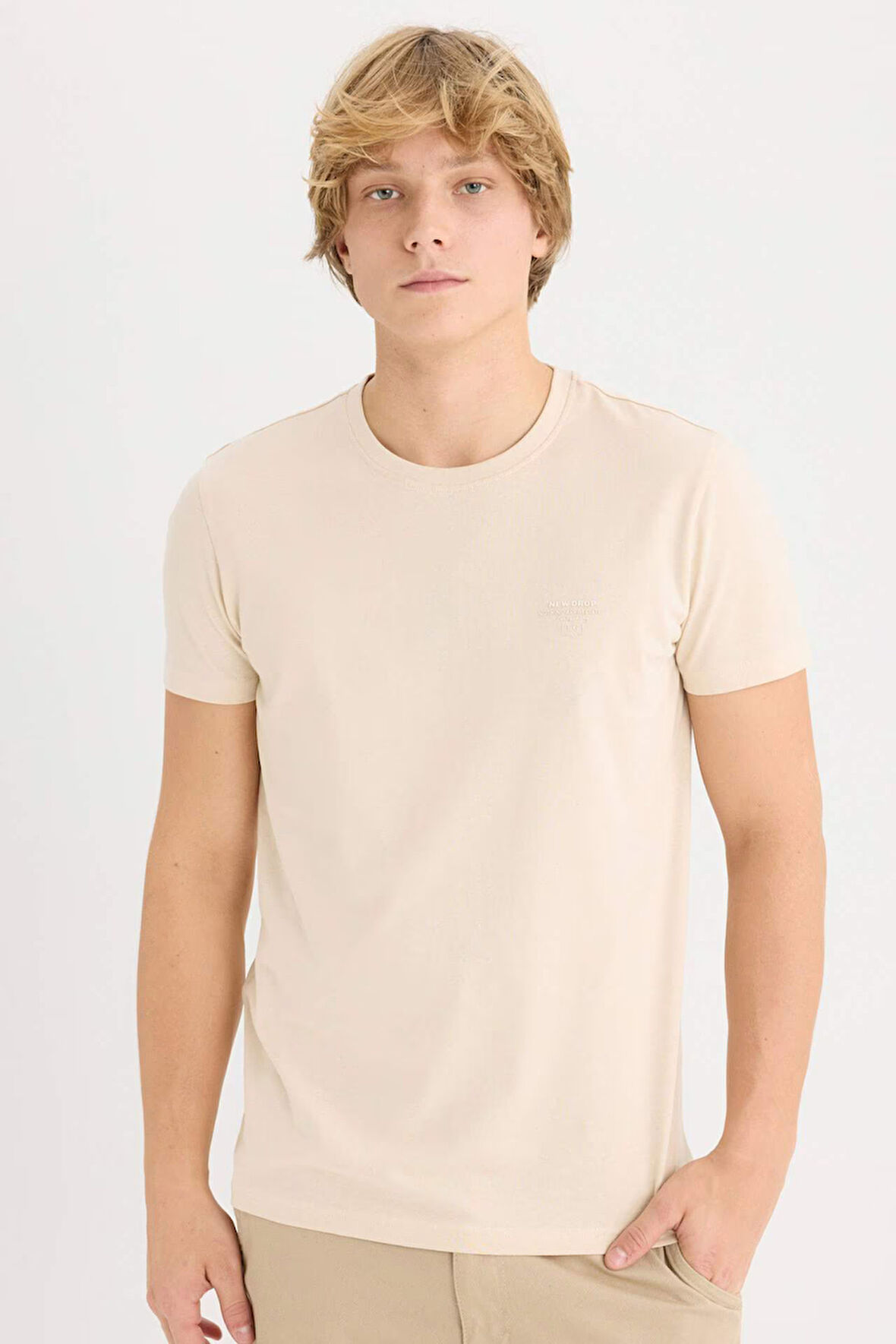 DeFacto %100 Pamuk Slim Fit Dar Kesim Bisiklet Yaka Baskılı Kısa Kollu Tişört D5567AX25SPBG155