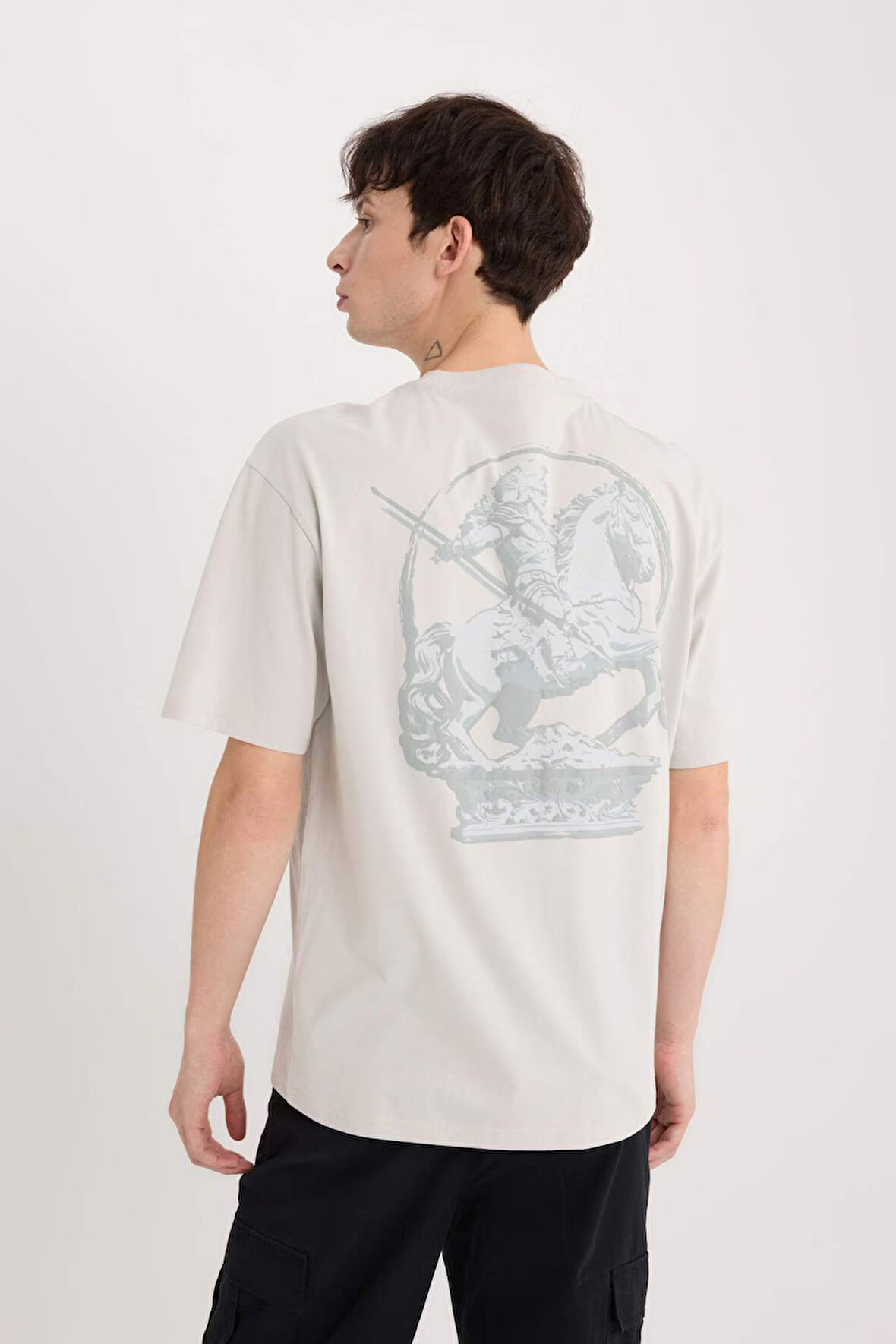 DeFacto %100 Pamuk Boxy Fit Bisiklet Yaka Sırt Baskılı Kısa Kollu Tişört D9342AX25SPGR503