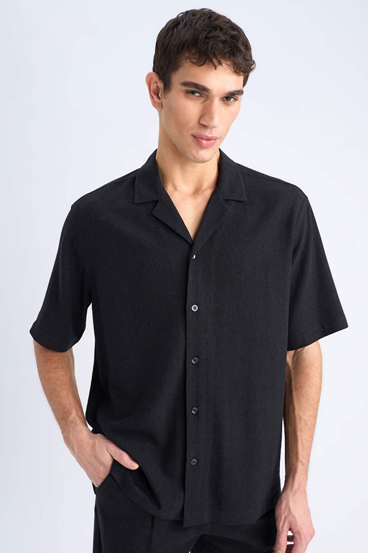 DeFacto Relax Fit Polo Yaka Pamuklu Yazlık Kısa Kollu Siyah Gömlek D8875AX25SMBK81