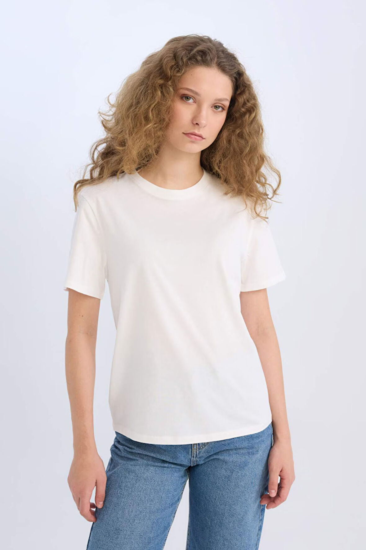 DeFacto Regular Fit Bisiklet Yaka Basic Düz Kısa Kollu Beyaz Tişört D9592AX25SMWT34