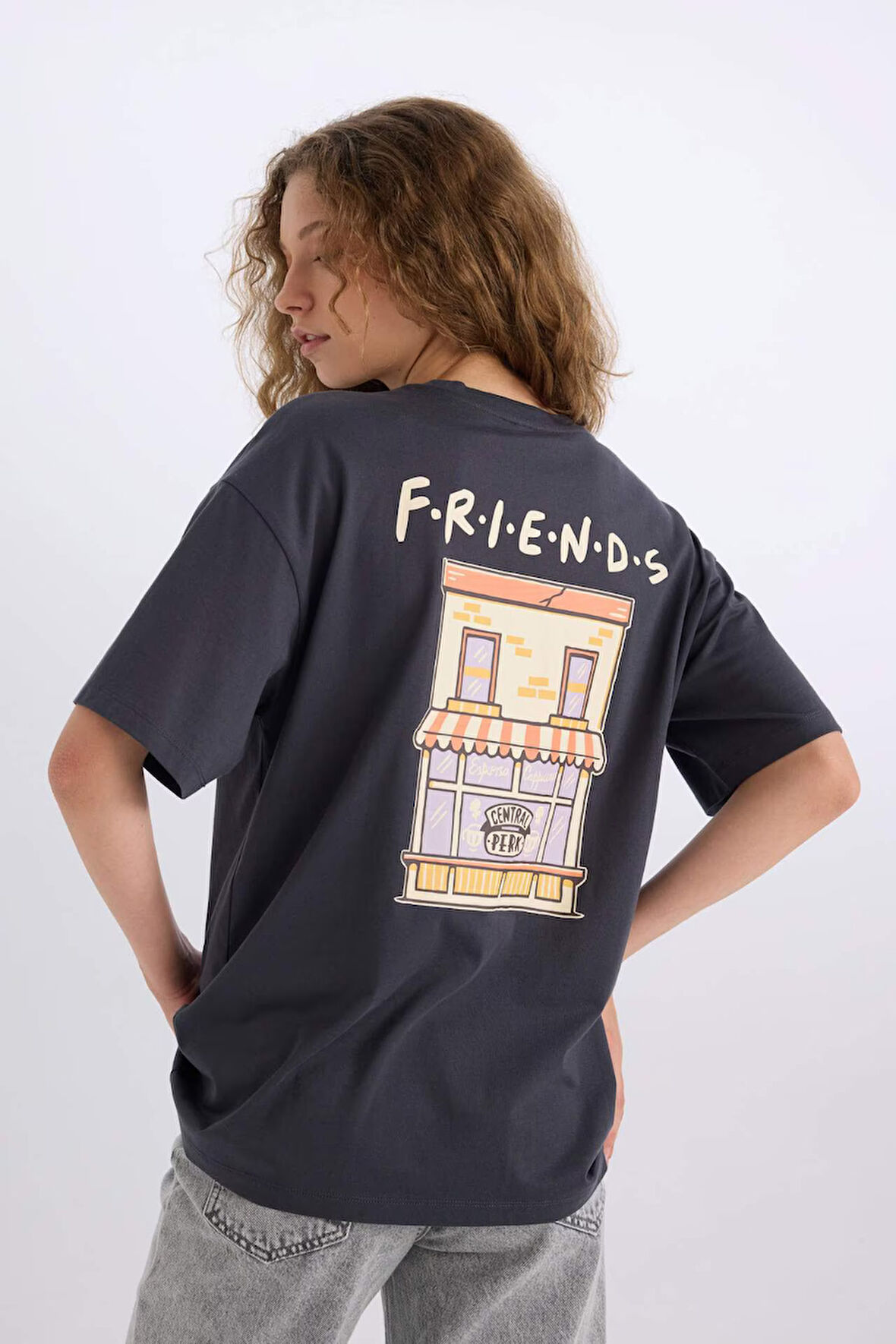 Sömestr Friends Oversize Geniş Kalıp Bisiklet Yaka Sırt Baskılı Kısa Kollu Tişört