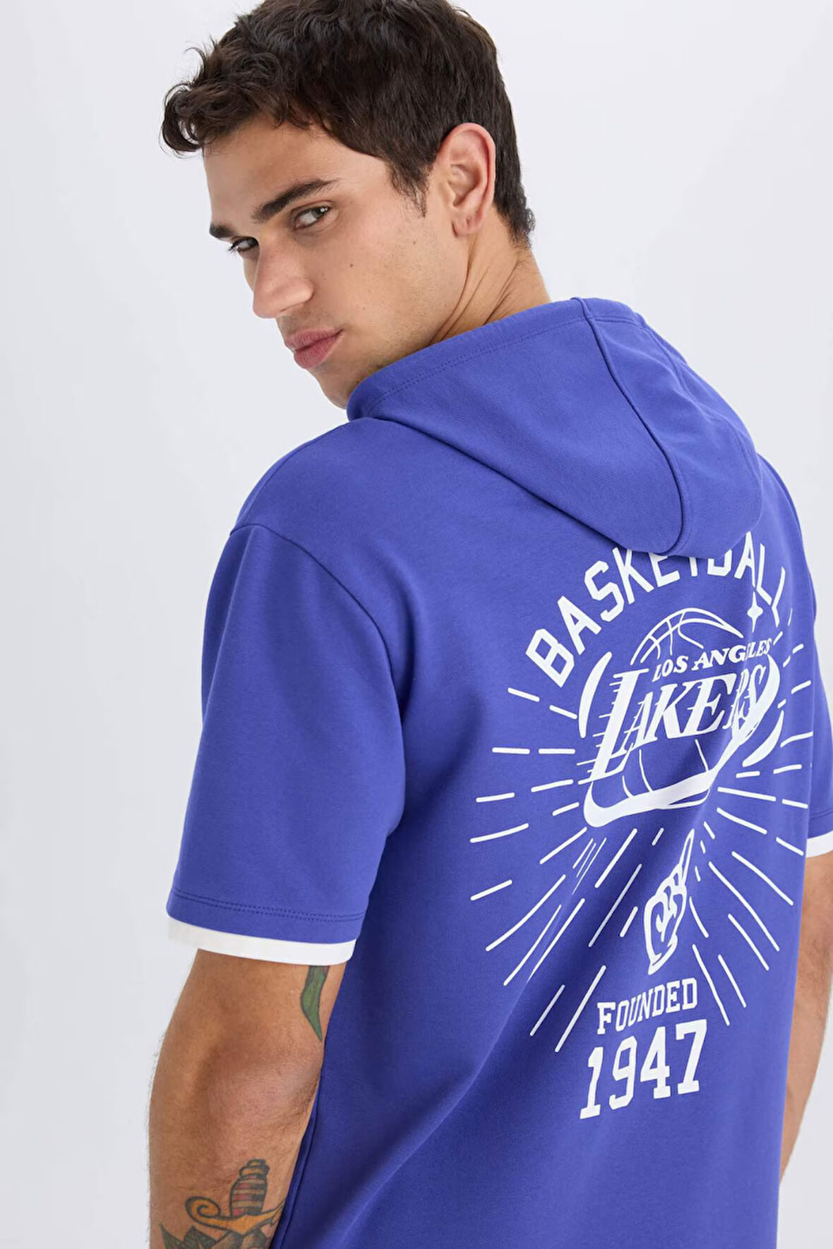 DeFactoFit NBA Los Angeles Lakers Oversize Geniş Kalıp Kapüşonlu Sırt Baskılı Kısa Kollu Tişört B3895AX25SPPR488