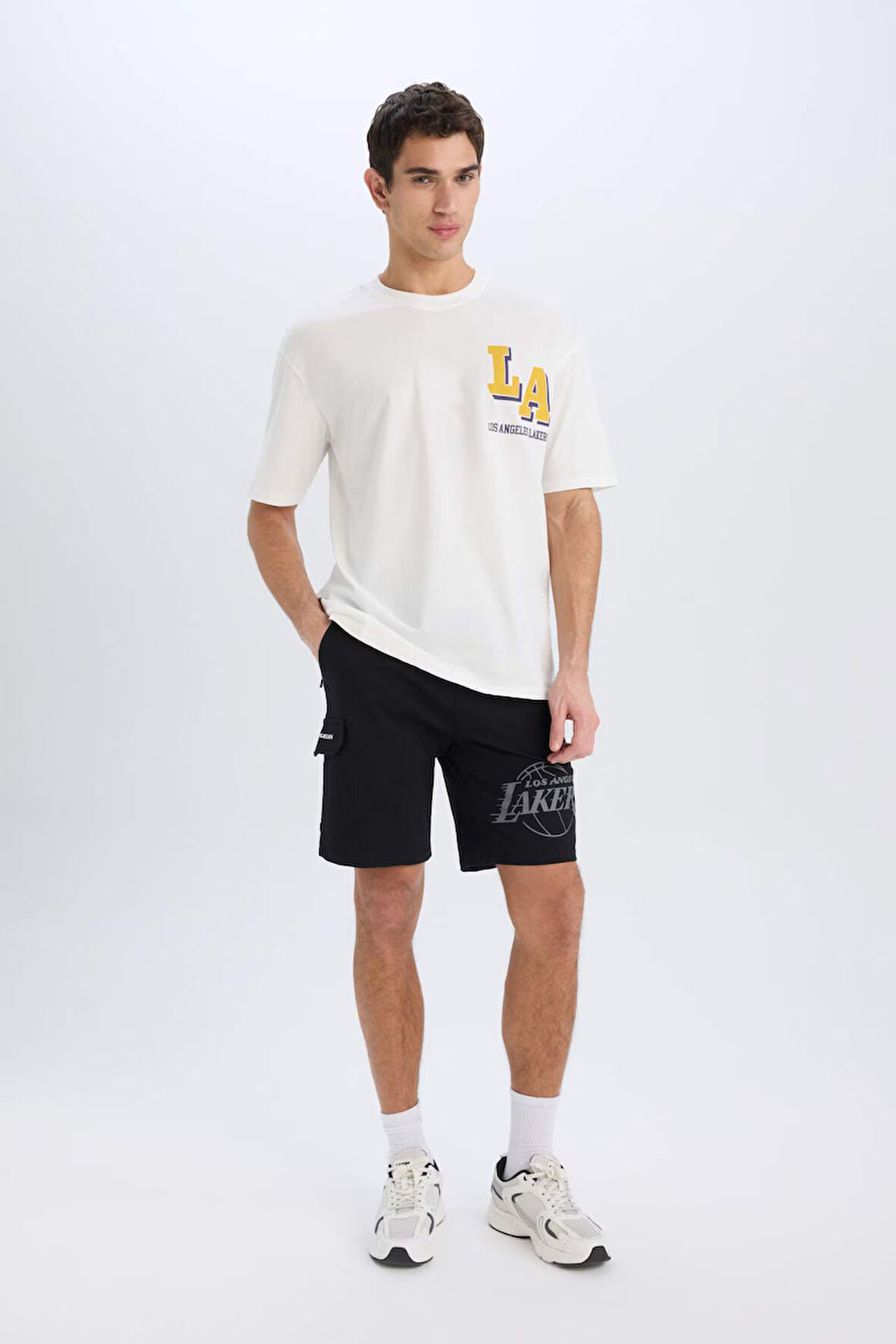 DeFactoFit NBA Los Angeles Lakers Standart Fit Kargo Cepli Kısa Paça Şort B3920AX25SPBK81