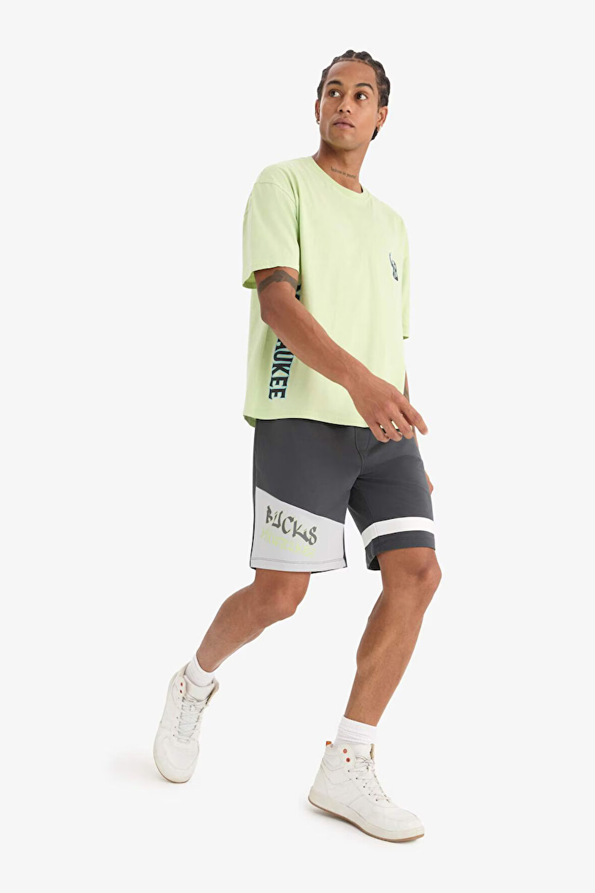 DeFactoFit NBA Milwaukee Bucks Standart Fit Kısa Paça Şort E0212AX25SPAR231