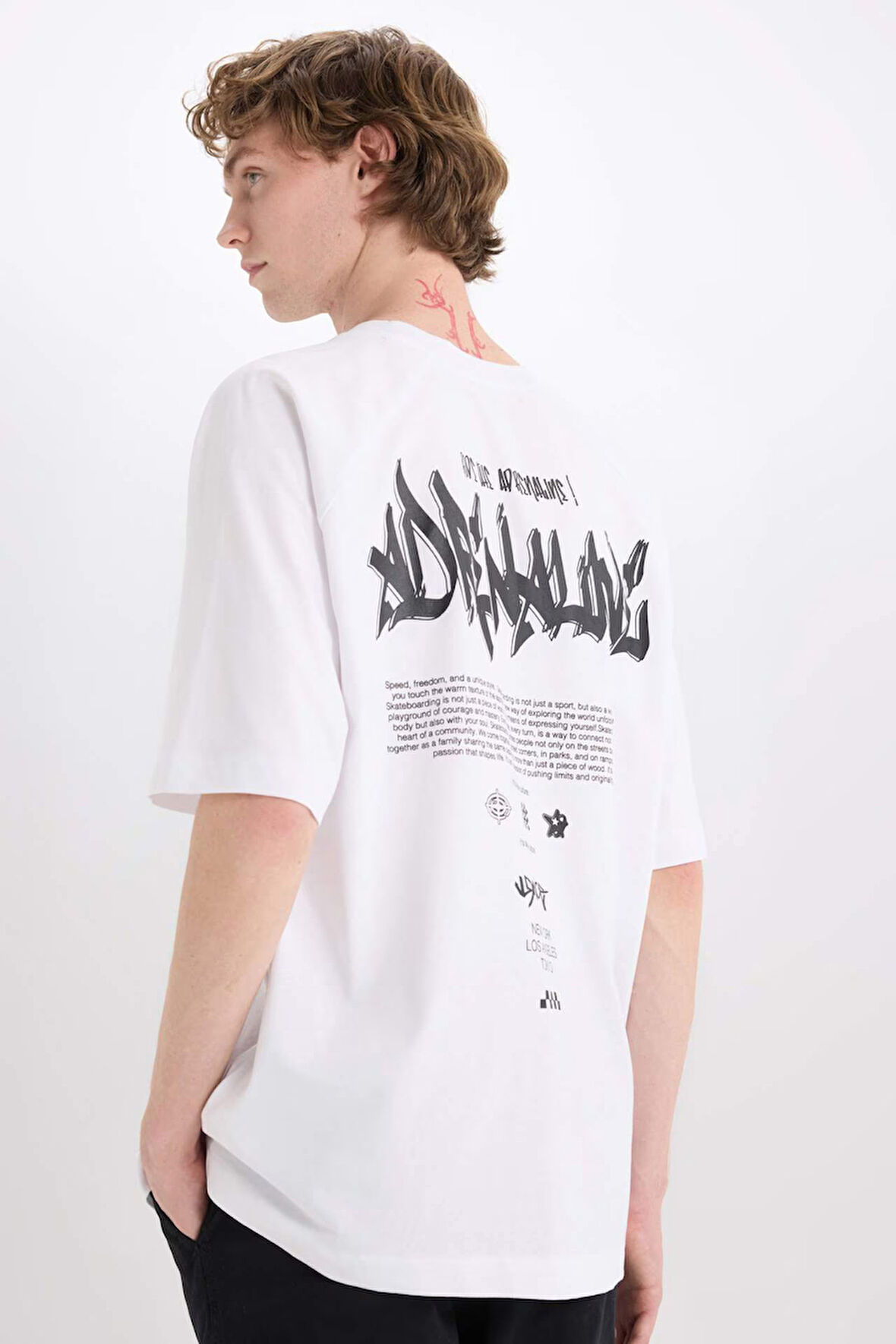 DeFacto %100 Pamuk Loose Fit Bisiklet Yaka Sırt Baskılı Kısa Kollu Tişört D7356AX25SPWT34