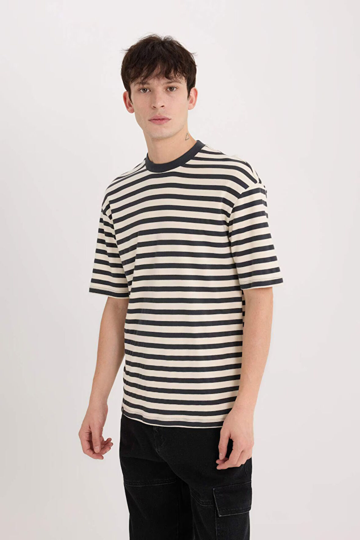 DeFacto Boxy Fit Bisiklet Yaka Çizgili Kısa Kollu Ağır Kumaş Tişört B5910AX25SPAR104