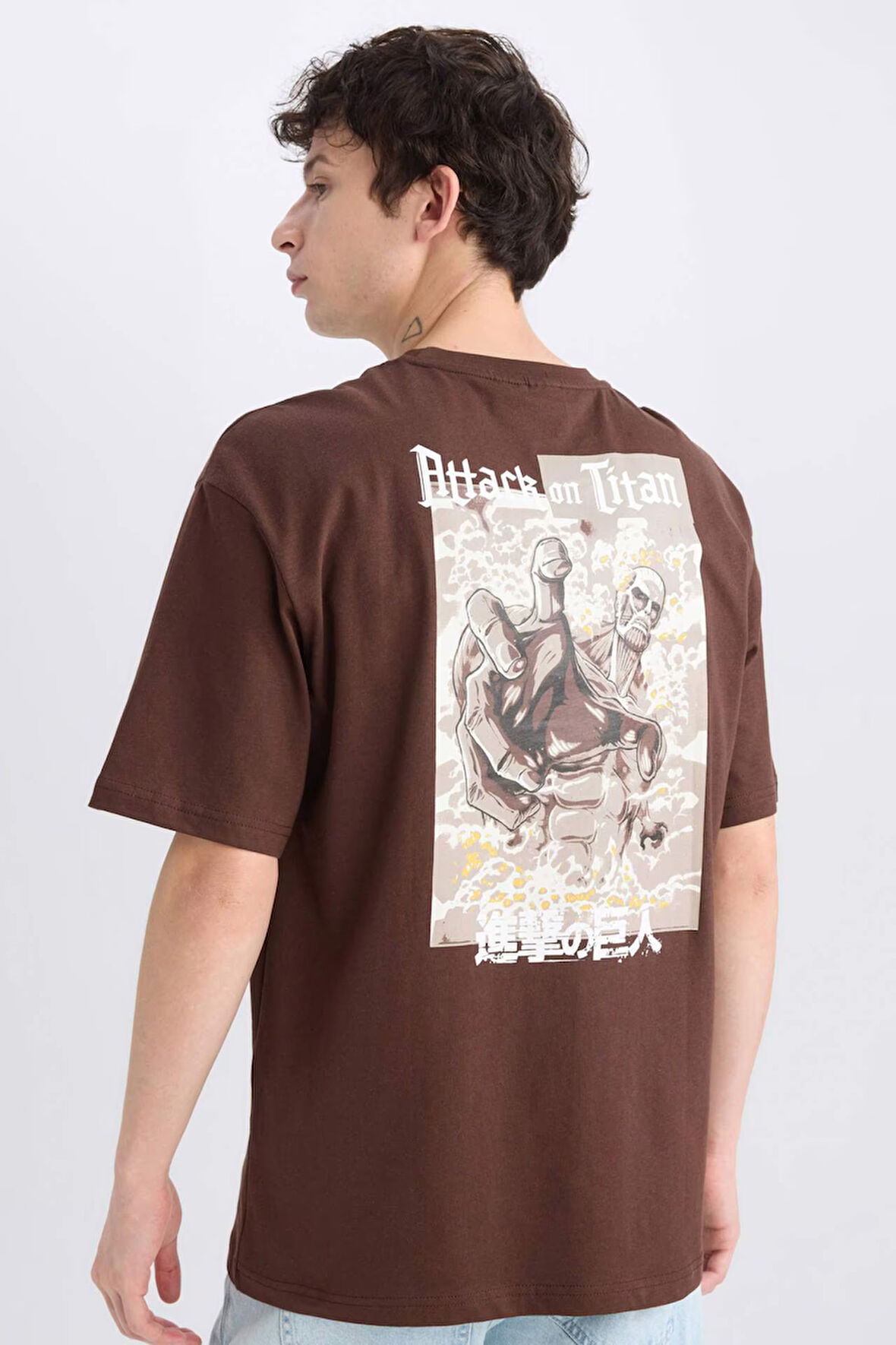 DeFacto Attack on Titan Boxy Fit Bisiklet Yaka Sırt Baskılı Kısa Kollu Tişört D6778AX25SPBN497