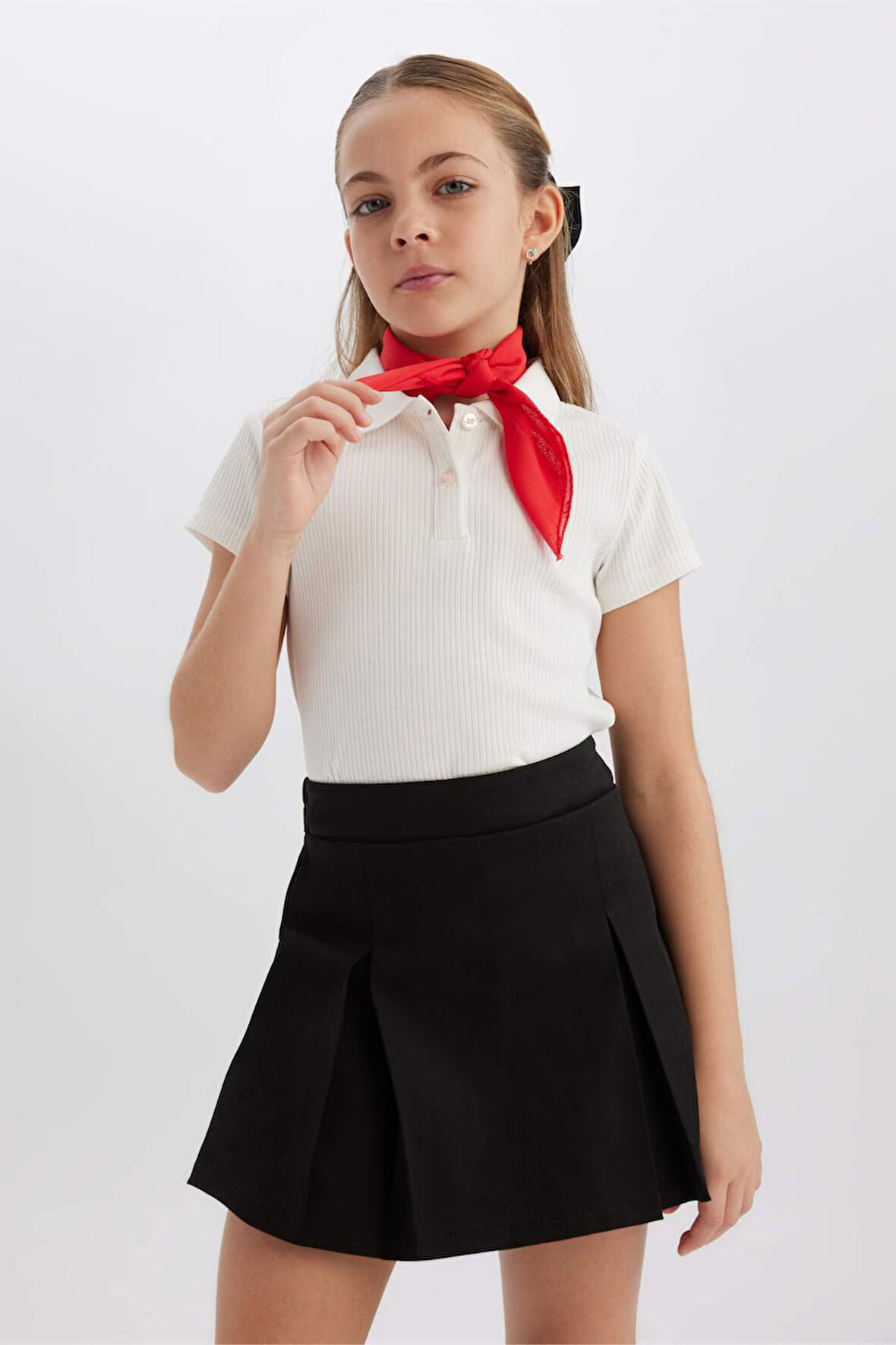 DeFacto Kız Çocuk 23 Nisan Çocuk Bayramı Slim Fit Dar Kesim Basic Düz Fitilli Kaşkorse Kısa Kollu Polo Tişört Z7794A625SMER99