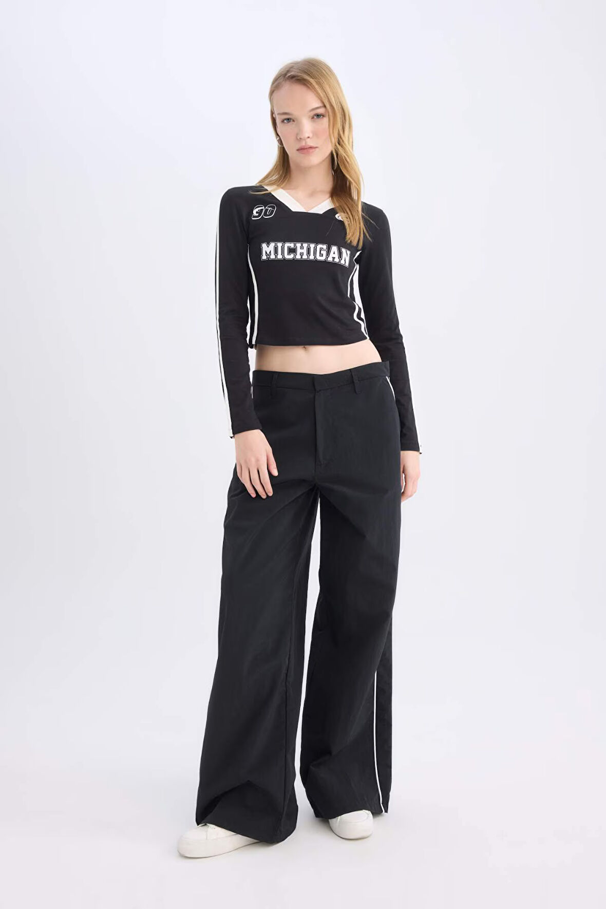 DeFacto Coool Wide Leg Geniş Bol Paça Cepli Şerit Detaylı Normal Bel Pantolon D4404AX24AUBK27