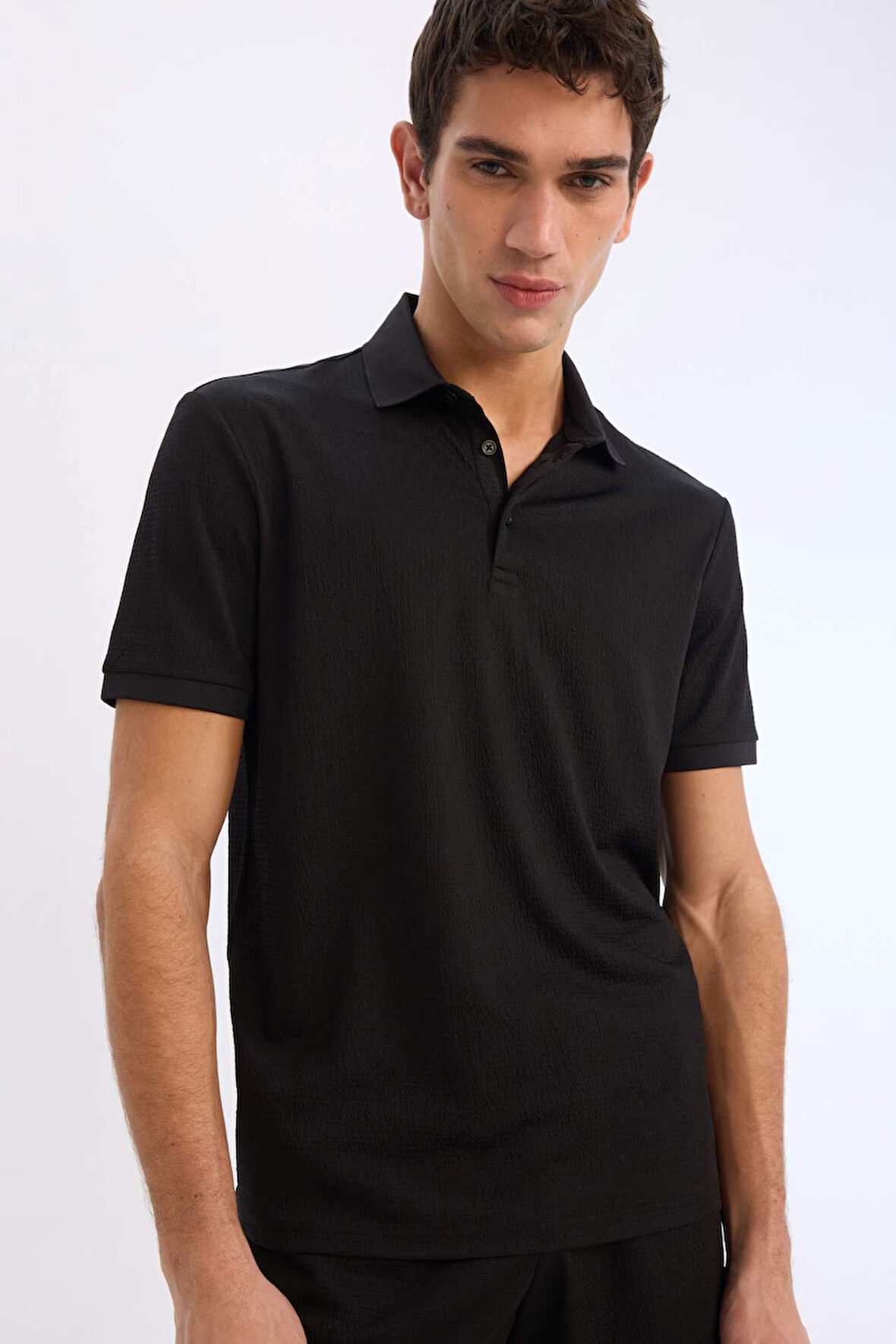 DeFacto Slim Fit Dar Kesim Polo Yaka Dokulu Kısa Kollu Krinkıl Siyah Tişört E1222AX25SMBK81