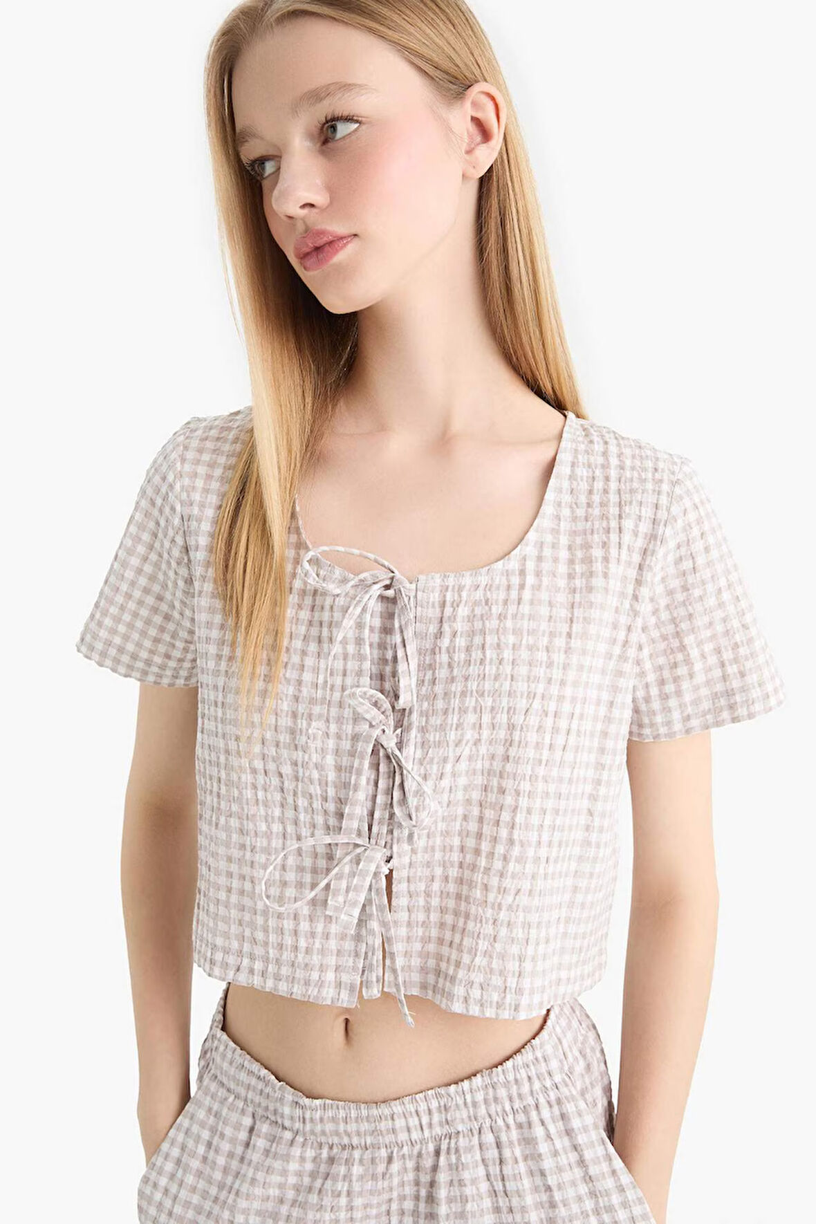 DeFacto Coool V Yaka Önden Bağlamalı Kareli Krinkıl Kumaş Kısa Kollu Bluz F1009AX25SPGR435