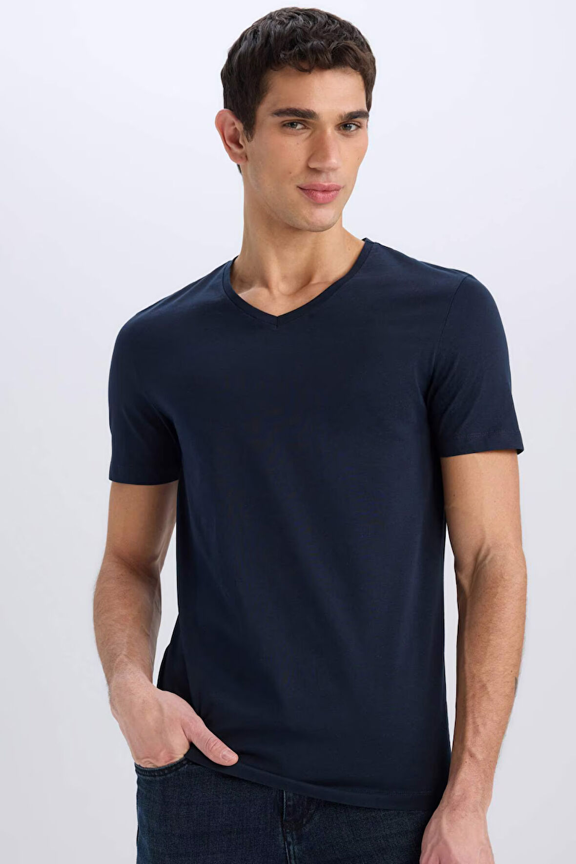 DeFacto Slim Fit Dar Kesim V Yaka Basic Düz Kısa Kollu %100 Pamuk Tişört M7668AZ25SPNV64