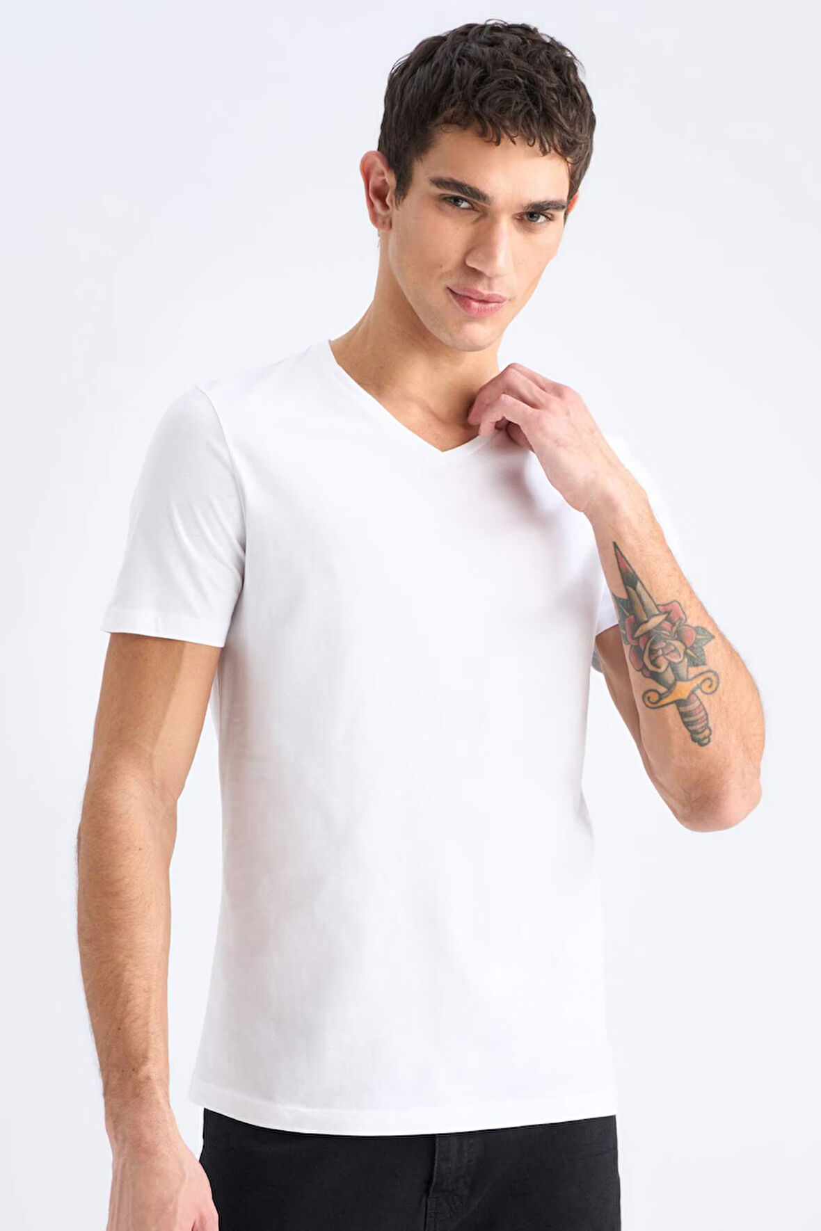 DeFacto Slim Fit Dar Kesim V Yaka Basic Düz Kısa Kollu %100 Pamuk Tişört M7668AZ25SPWT34