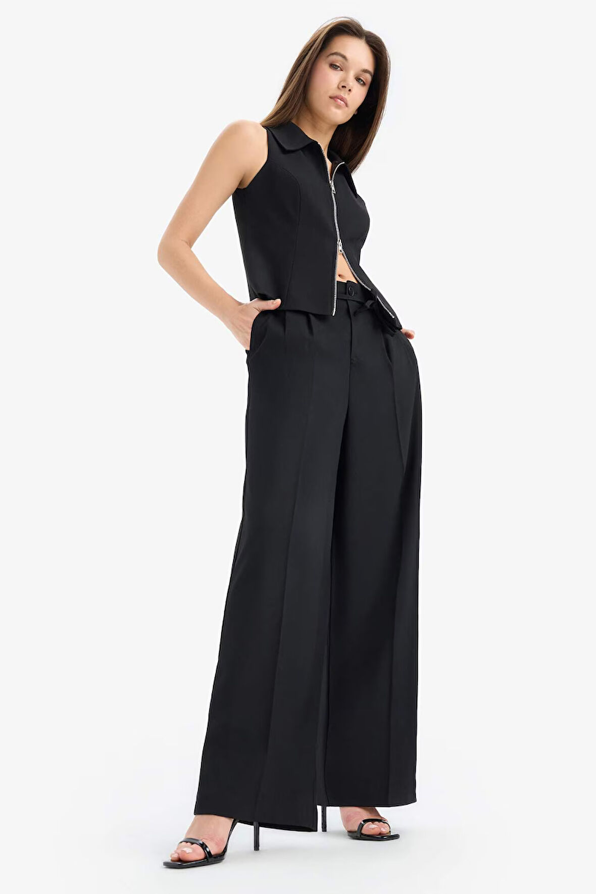 DeFacto x Afra Wide Leg Kumaş Palazzo Pantolon Üç Cepli Normal Bel Standart Boy E5970AX25SPBK27