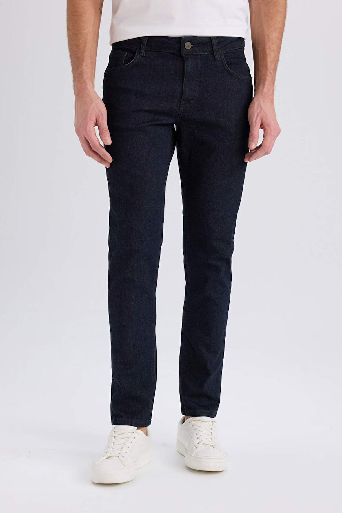 DeFacto Pedro Slim Fit Dar Kalıp Normal Bel Dar Paça Jean Pantolon E8853AX24WNNM34