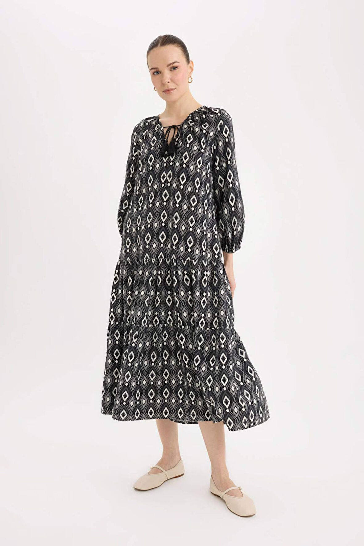 A Kesim V Yaka Desenli Uzun Kollu Midi Elbise