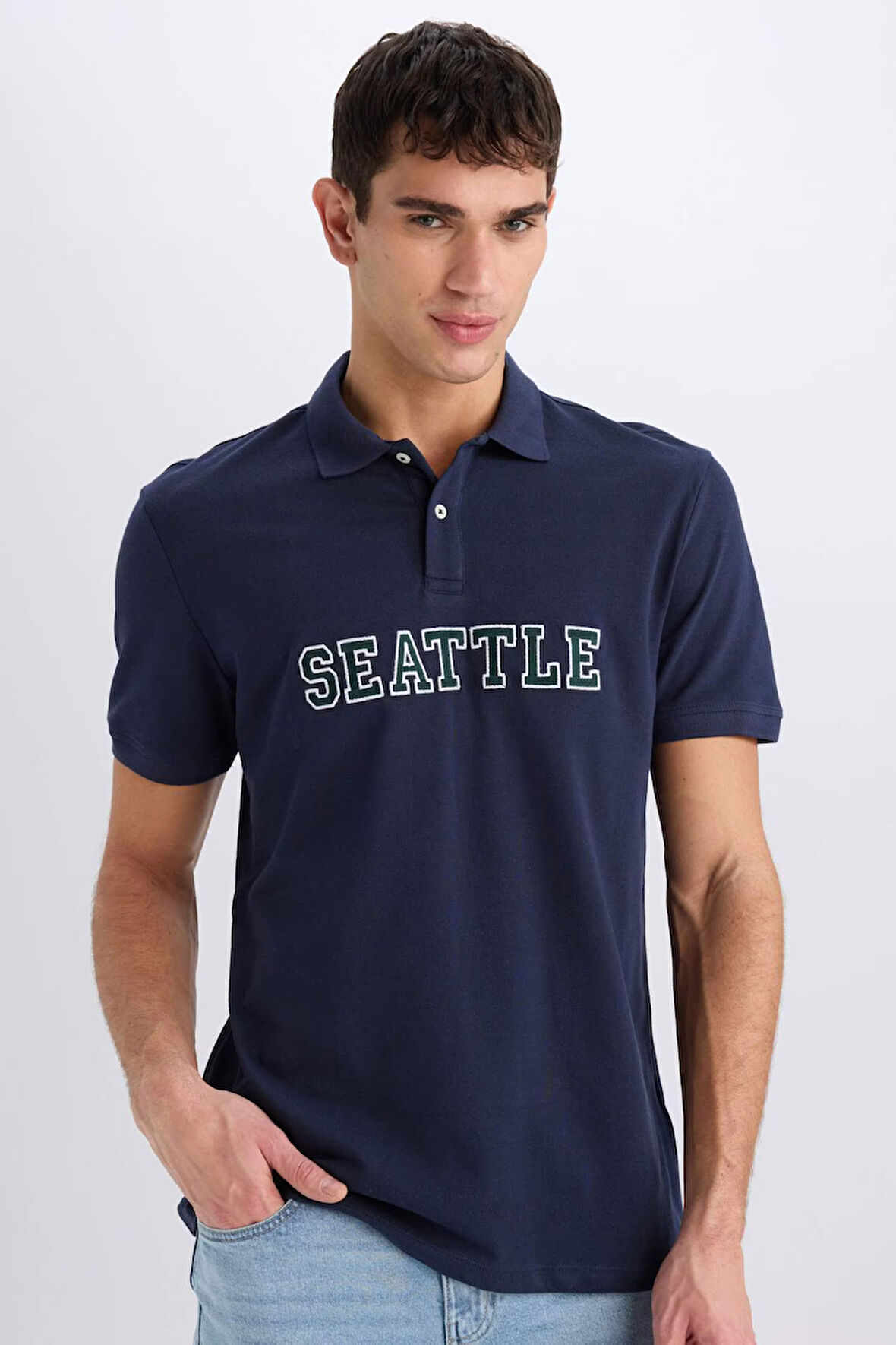 DeFacto Regular Fit Polo Yaka Baskılı Nakışlı Kısa Kollu Tişört D7667AX25SPNV135