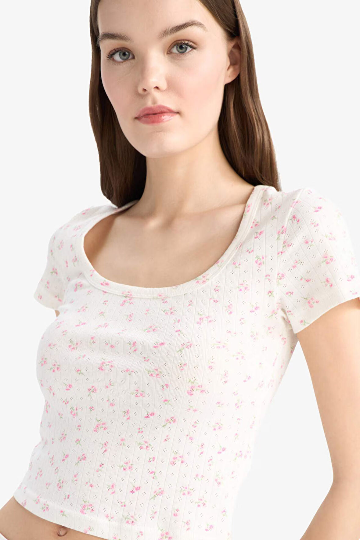 DeFacto Fitted U Yaka Çiçek Desenli Kısa Kollu Tişört E9926AX25SMWT32