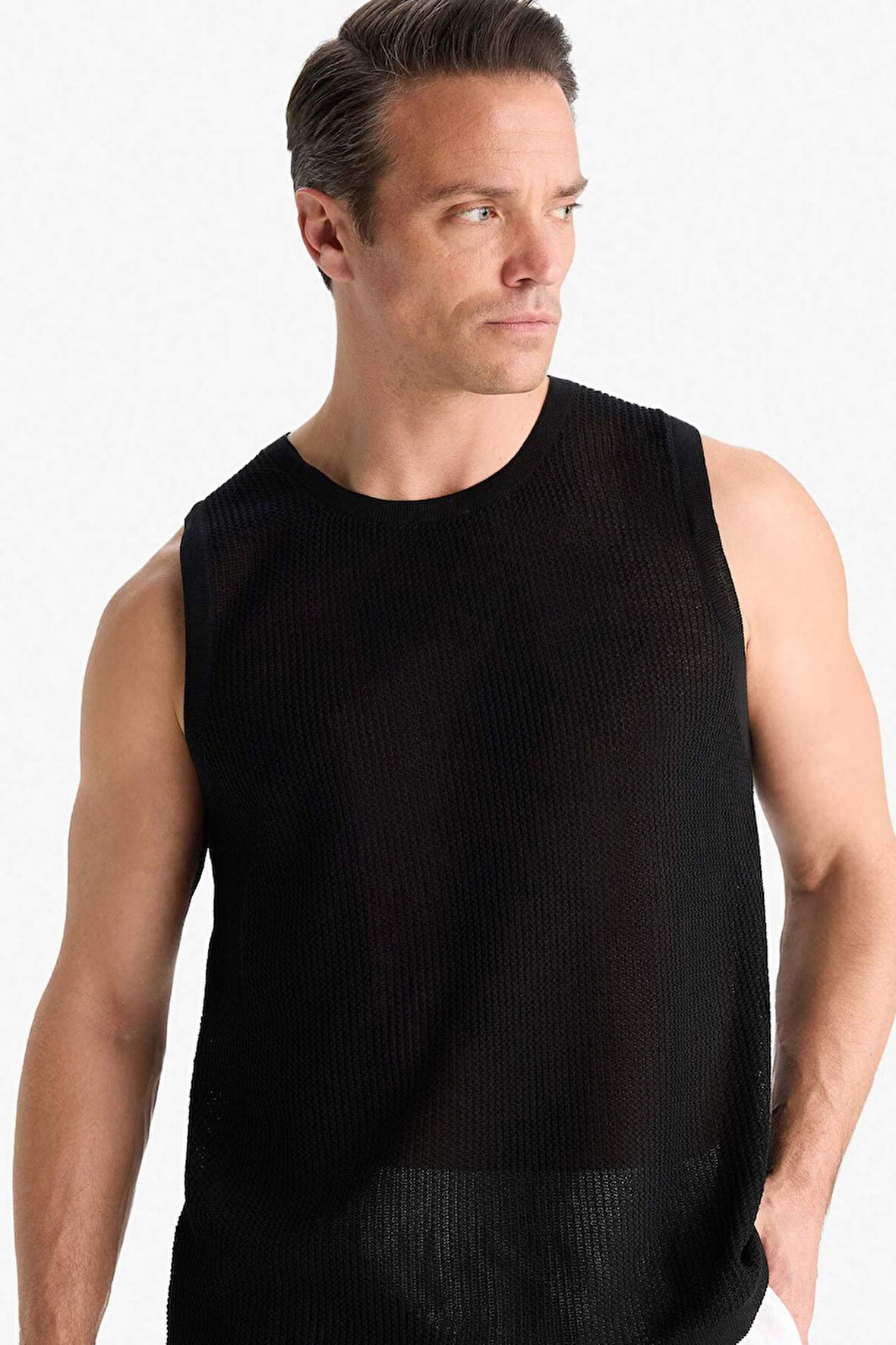 DeFacto Standart Fit Bisiklet Yaka Siyah Kolsuz Triko Tişört E2704AX25SPBK27